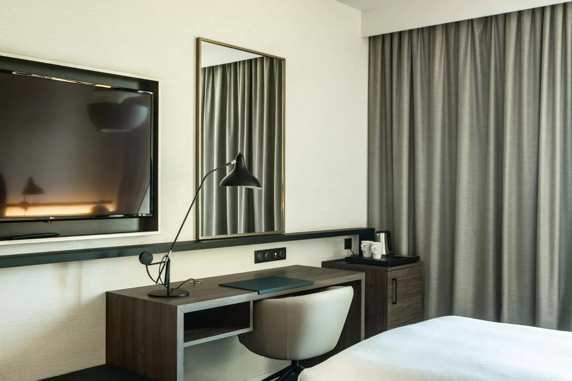 TV and multimedia, Bed in Crowne Plaza - Nice - Grand Arenas by IHG TV and multimedia, Bed in Crowne Plaza - Nice - Grand Arenas by IHG