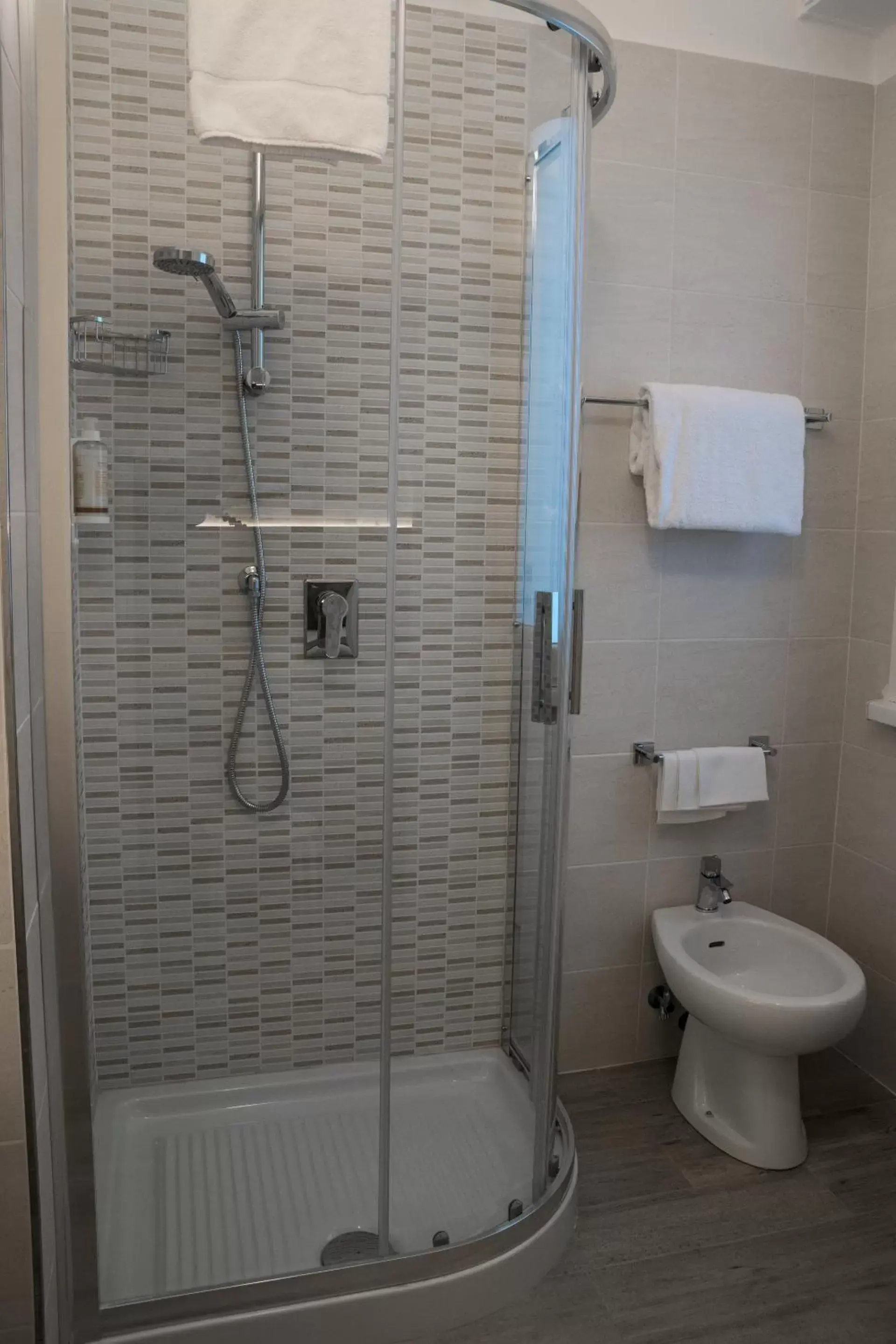 Shower, Bathroom in Hotel Pacific