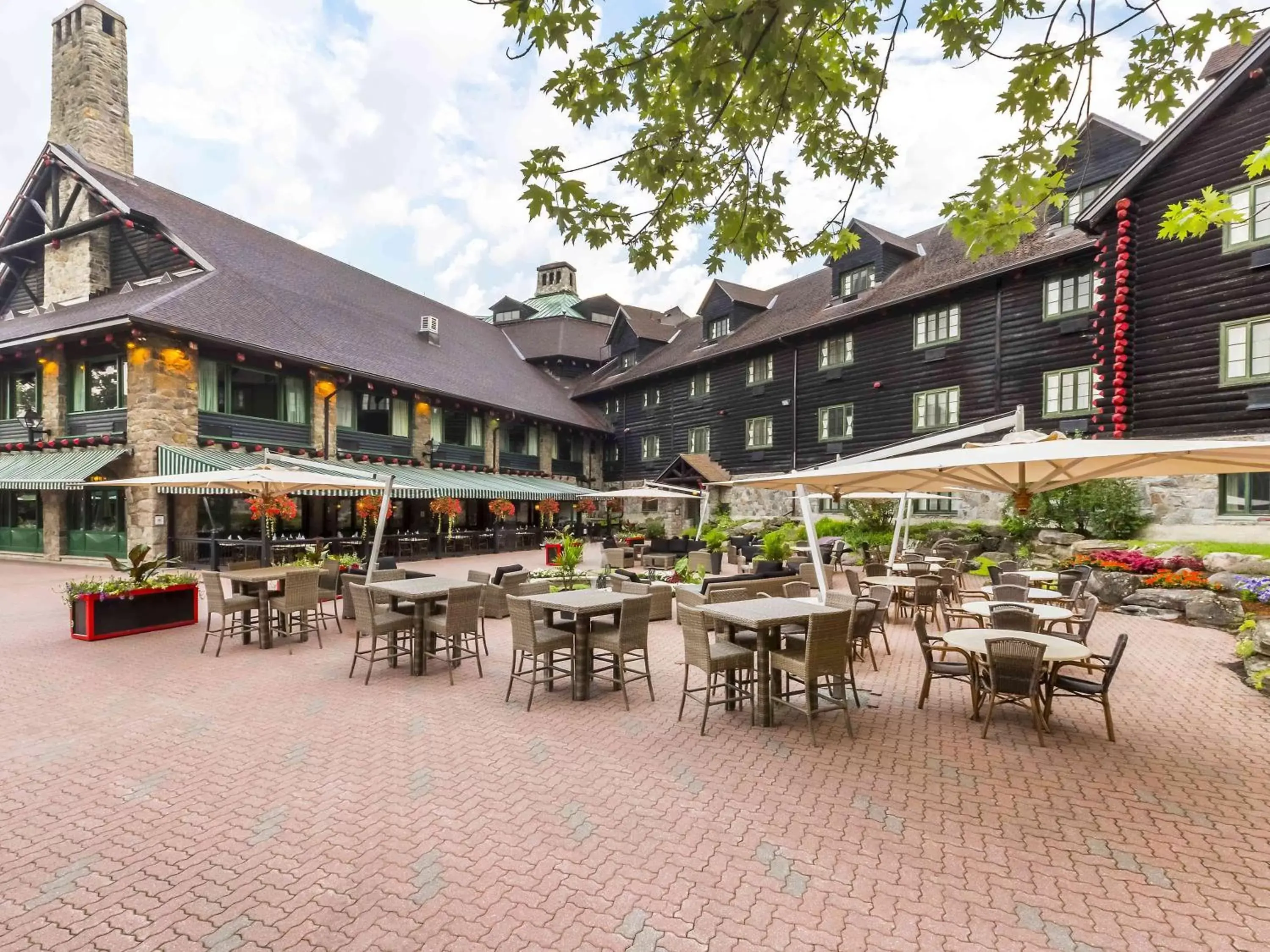 Restaurant/Places to Eat in Fairmont Le Chateau Montebello