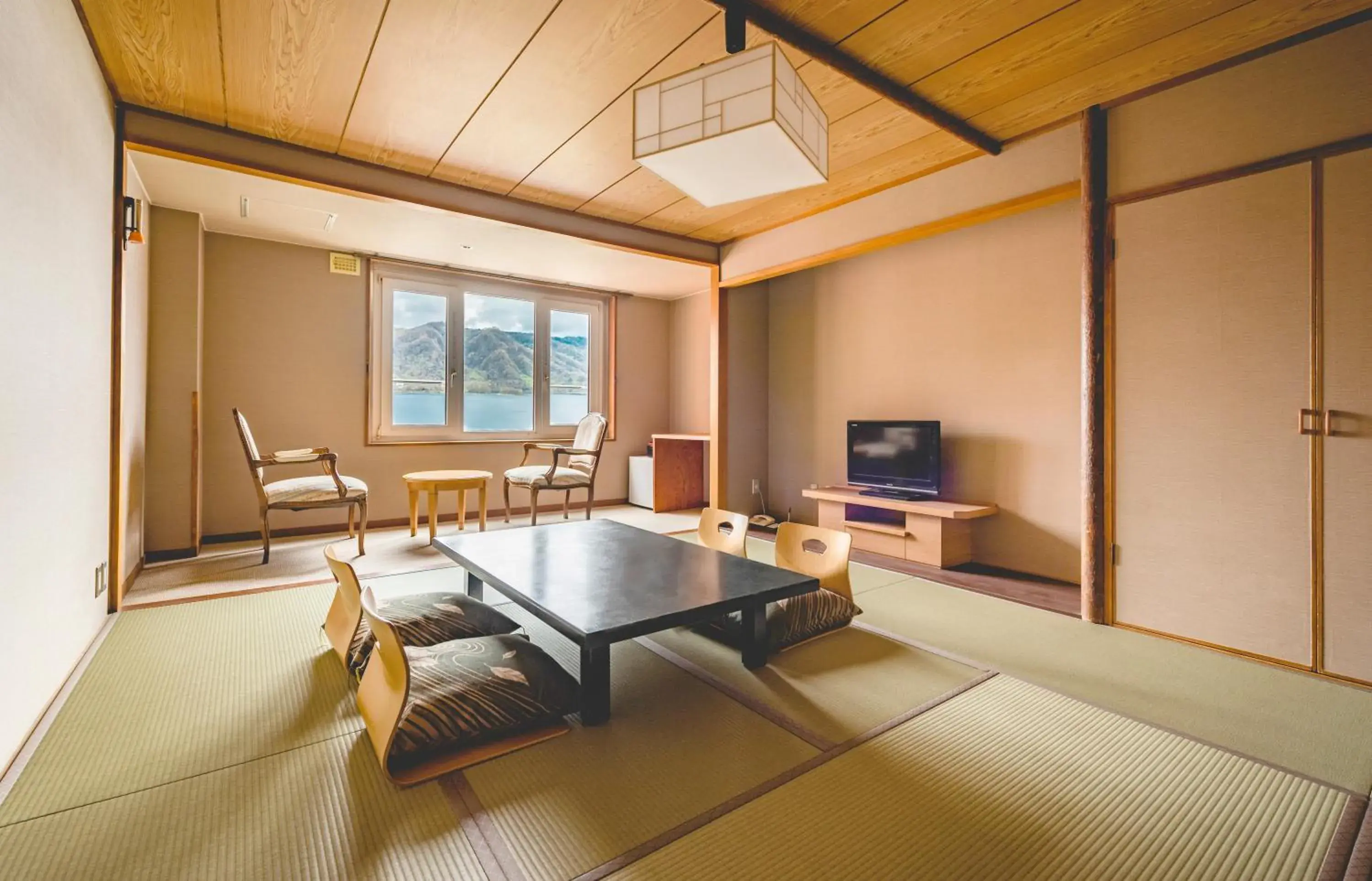 Photo of the whole room, Seating Area in Toyako Manseikaku Hotel Lakeside Terrace