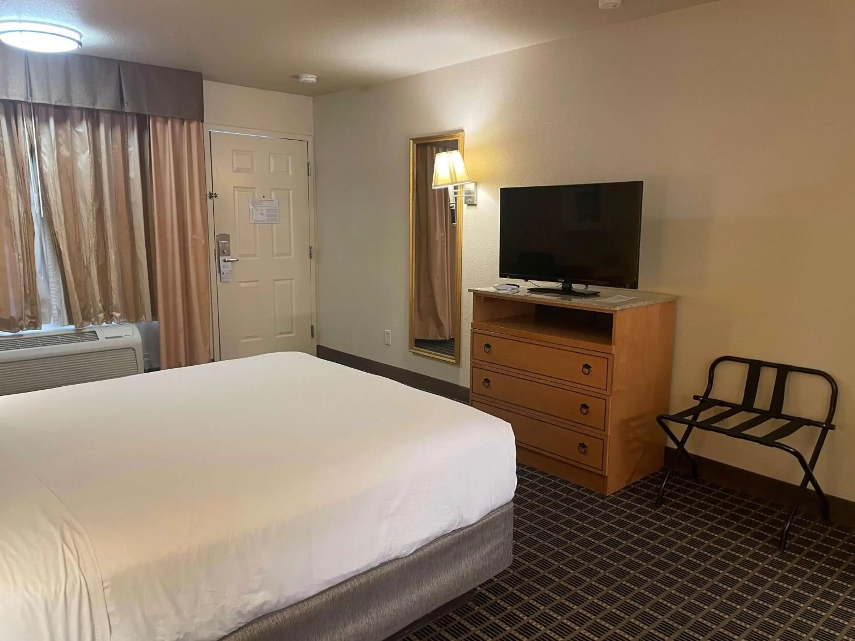 Bedroom, Bed in SureStayPlus Hotel by Best Western San Jose Central City