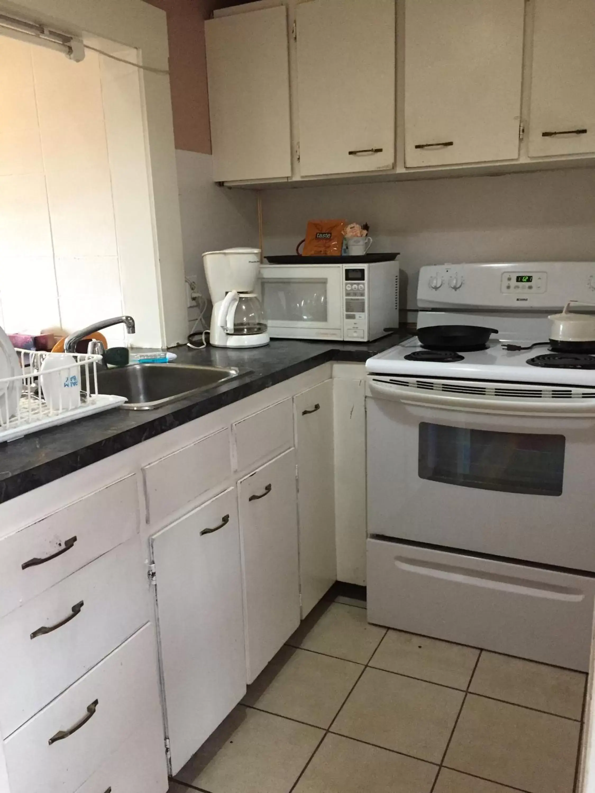 Kitchen/Kitchenette in Holiday House Motel