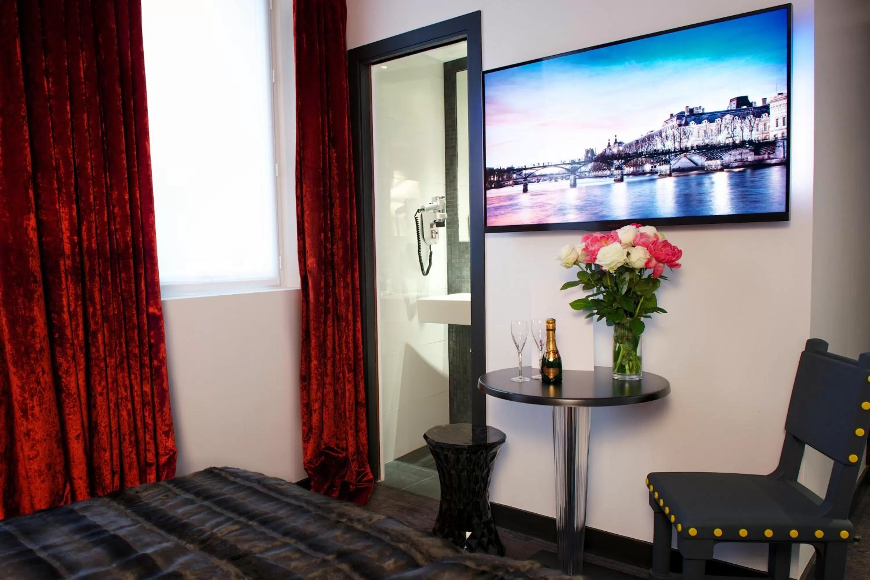 Bed in Hôtel le Clos de Notre Dame