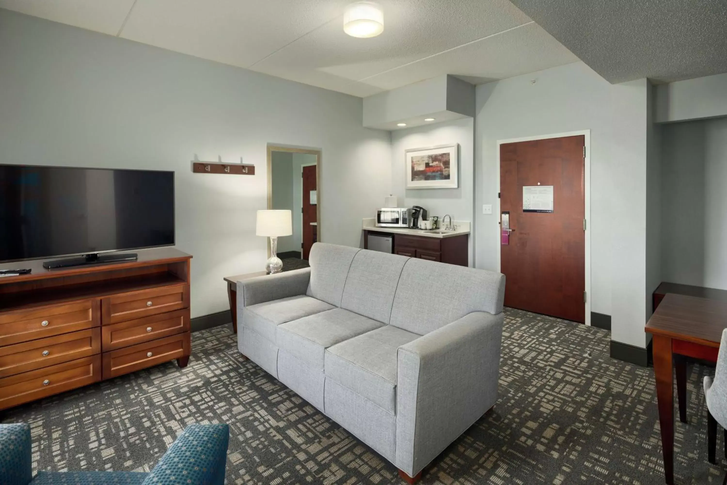 Bedroom, Seating Area in Hampton Inn Louisville Northeast