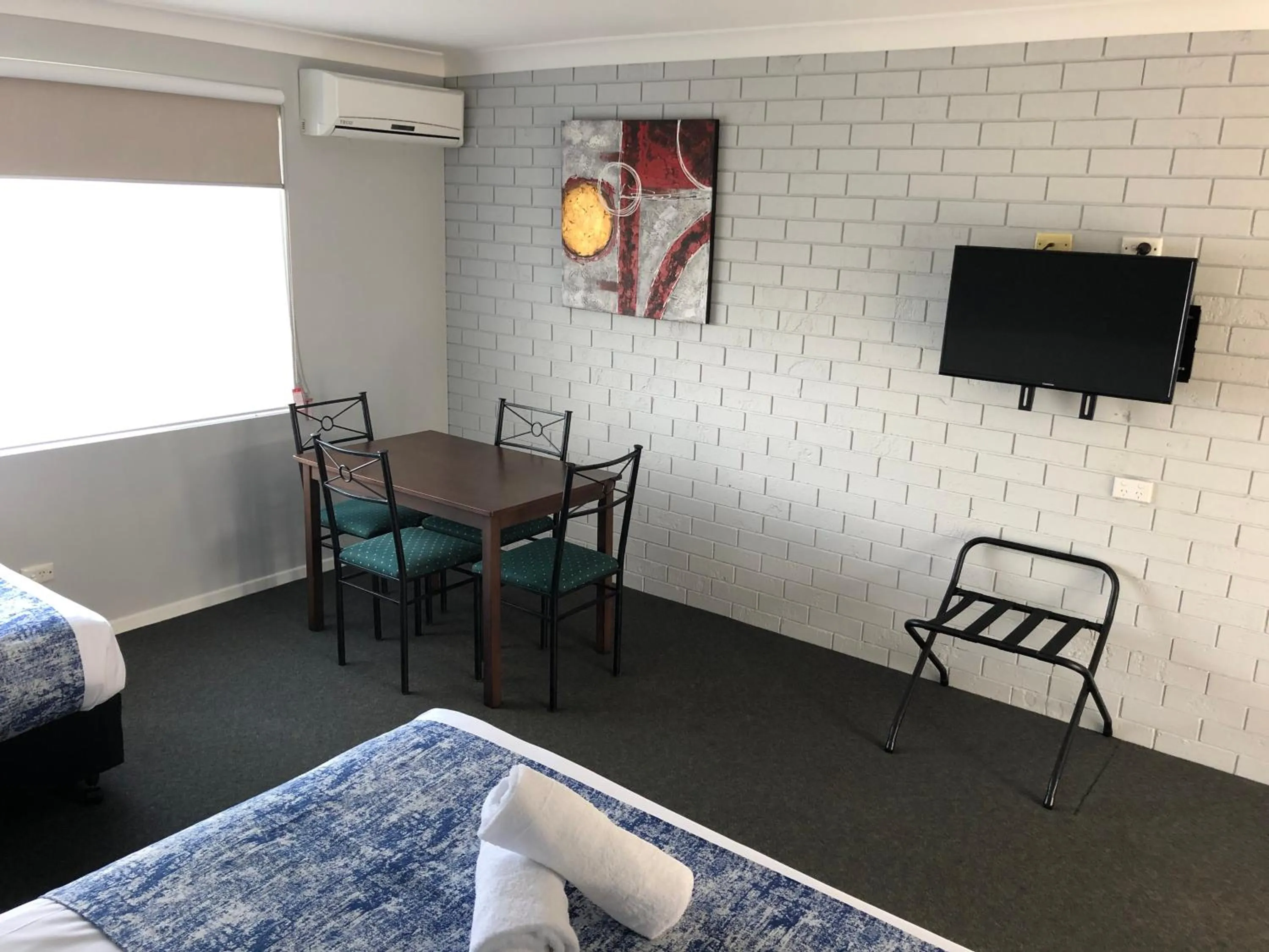 Communal lounge/ TV room, Bed in Marco Polo Motor Inn Taree