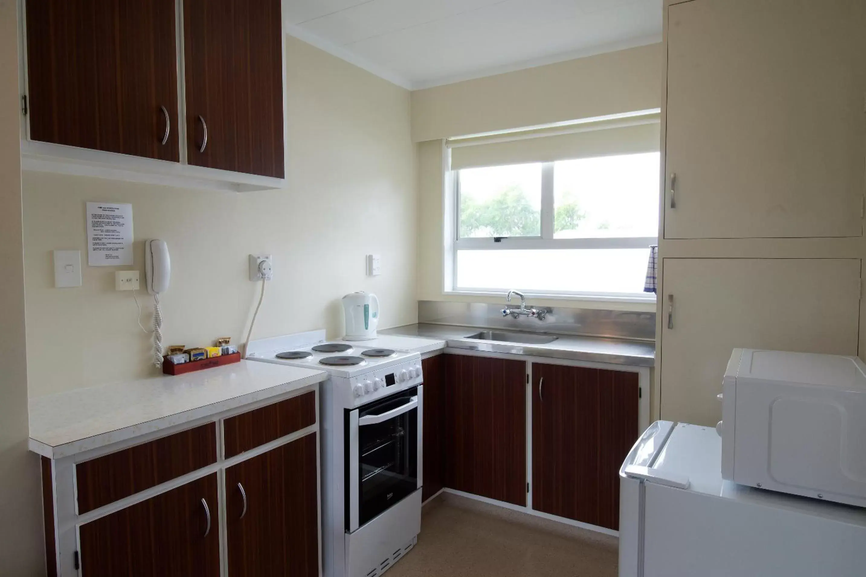 Kitchen or kitchenette, Kitchen/Kitchenette in Kapiti Gateway Motel