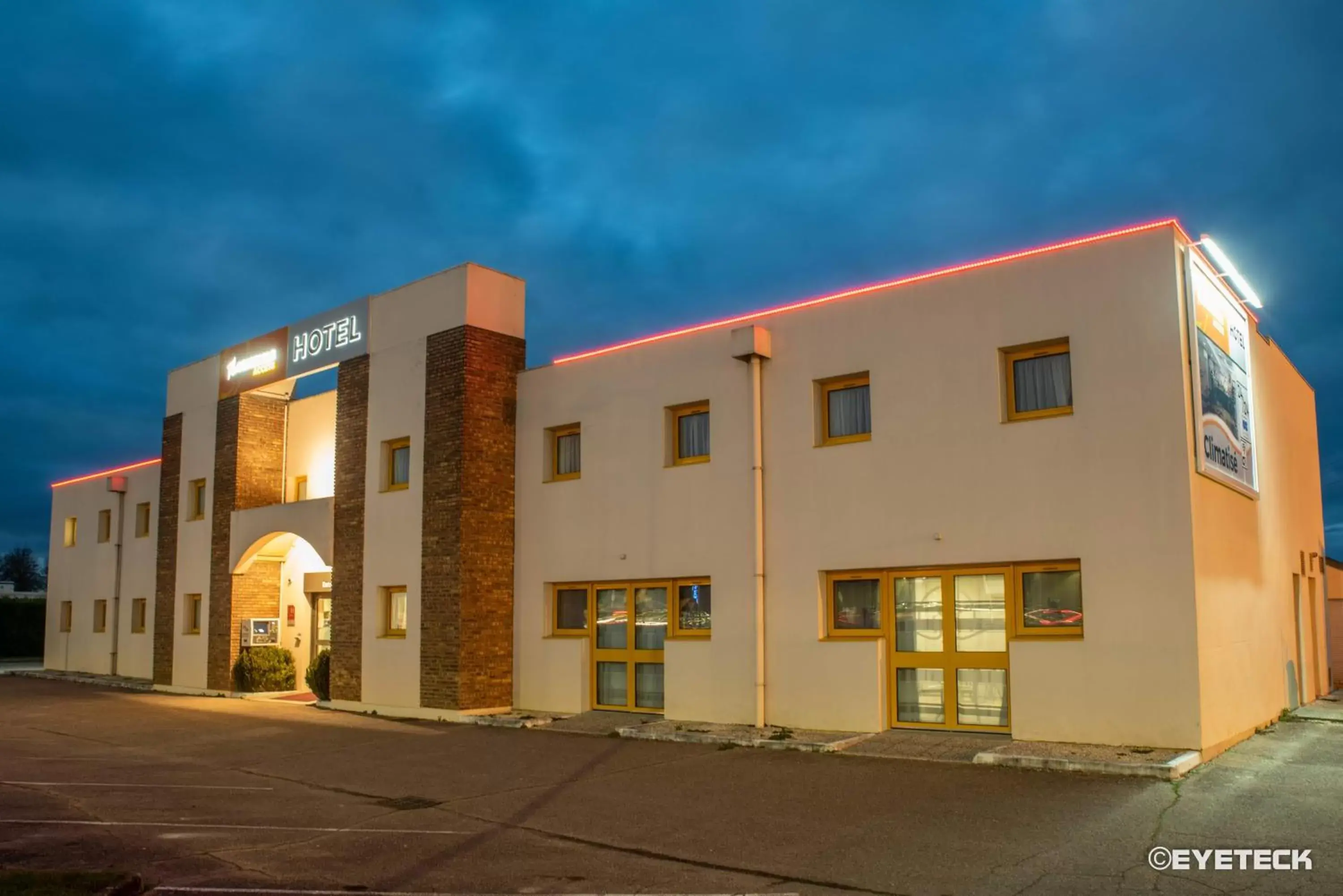 Property building in Hôtel The Originals Access, Bourges Nord Saint-Doulchard Property building in Hôtel The Originals Access, Bourges Nord Saint-Doulchard