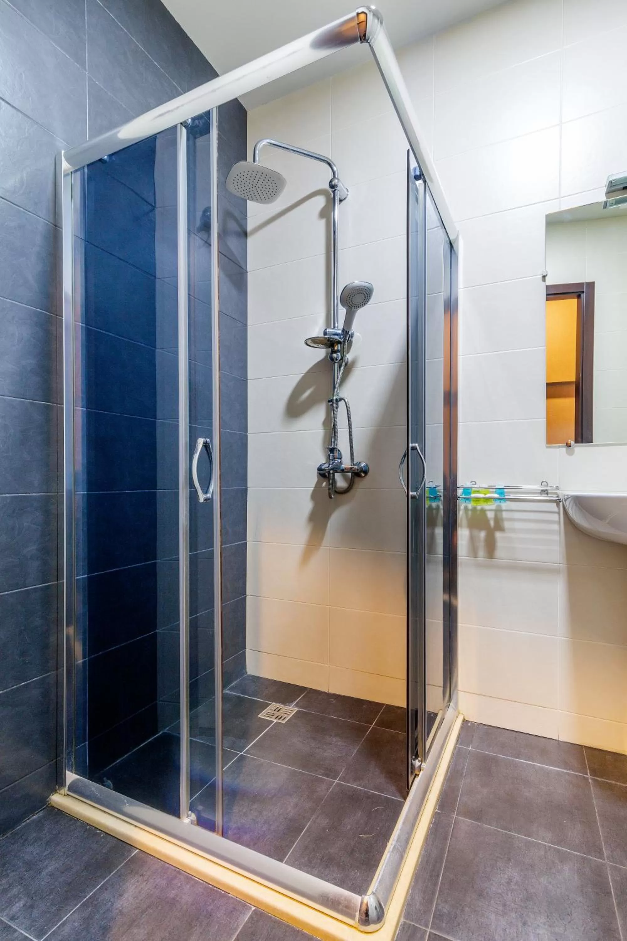 Shower in Hotel Marlyn