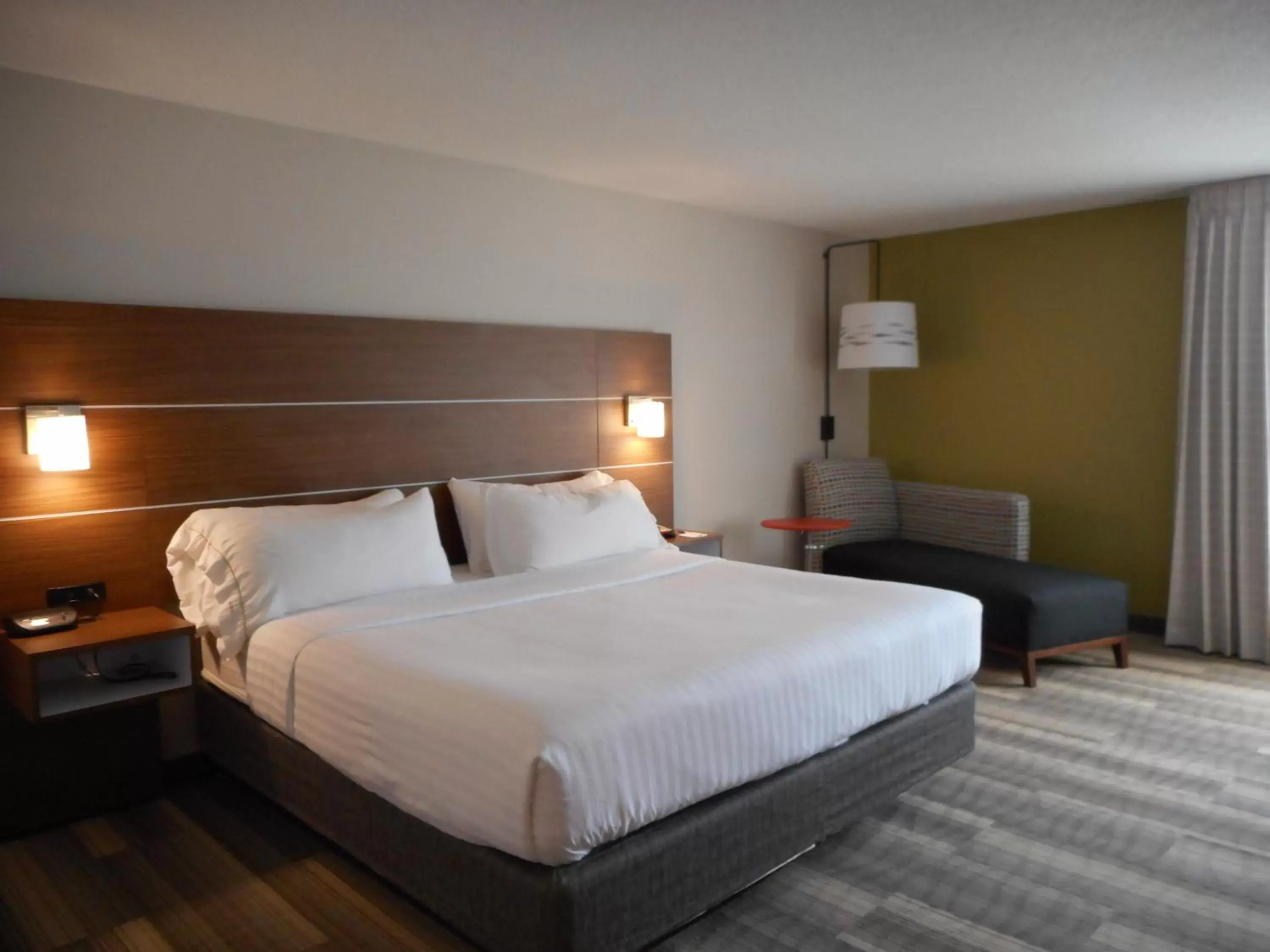 Photo of the whole room, Bed in Holiday Inn Express Fairfield, an IHG Hotel