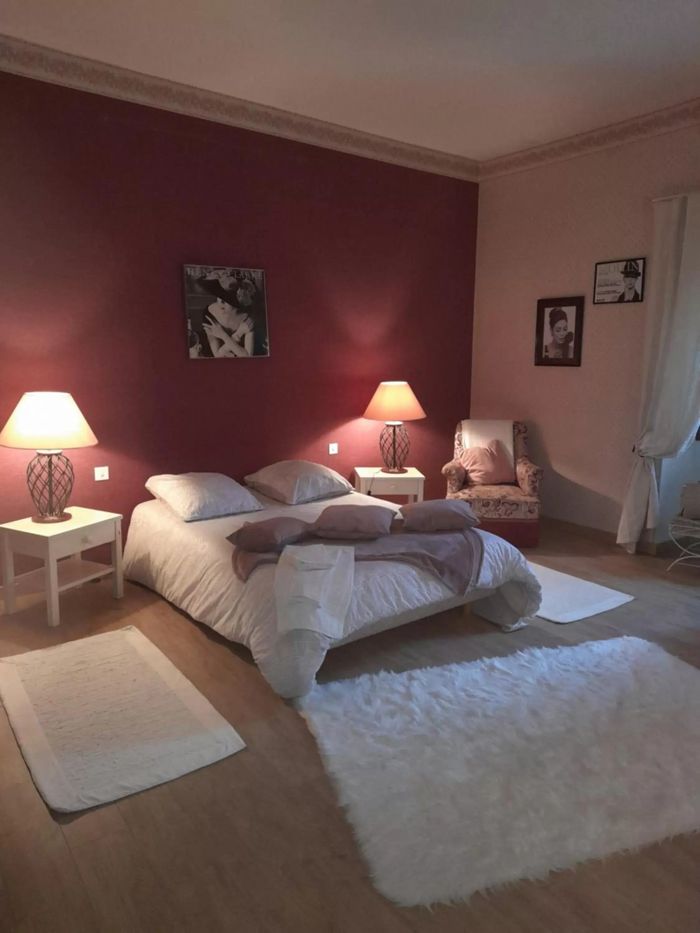Photo of the whole room, Bed in chambre du jura