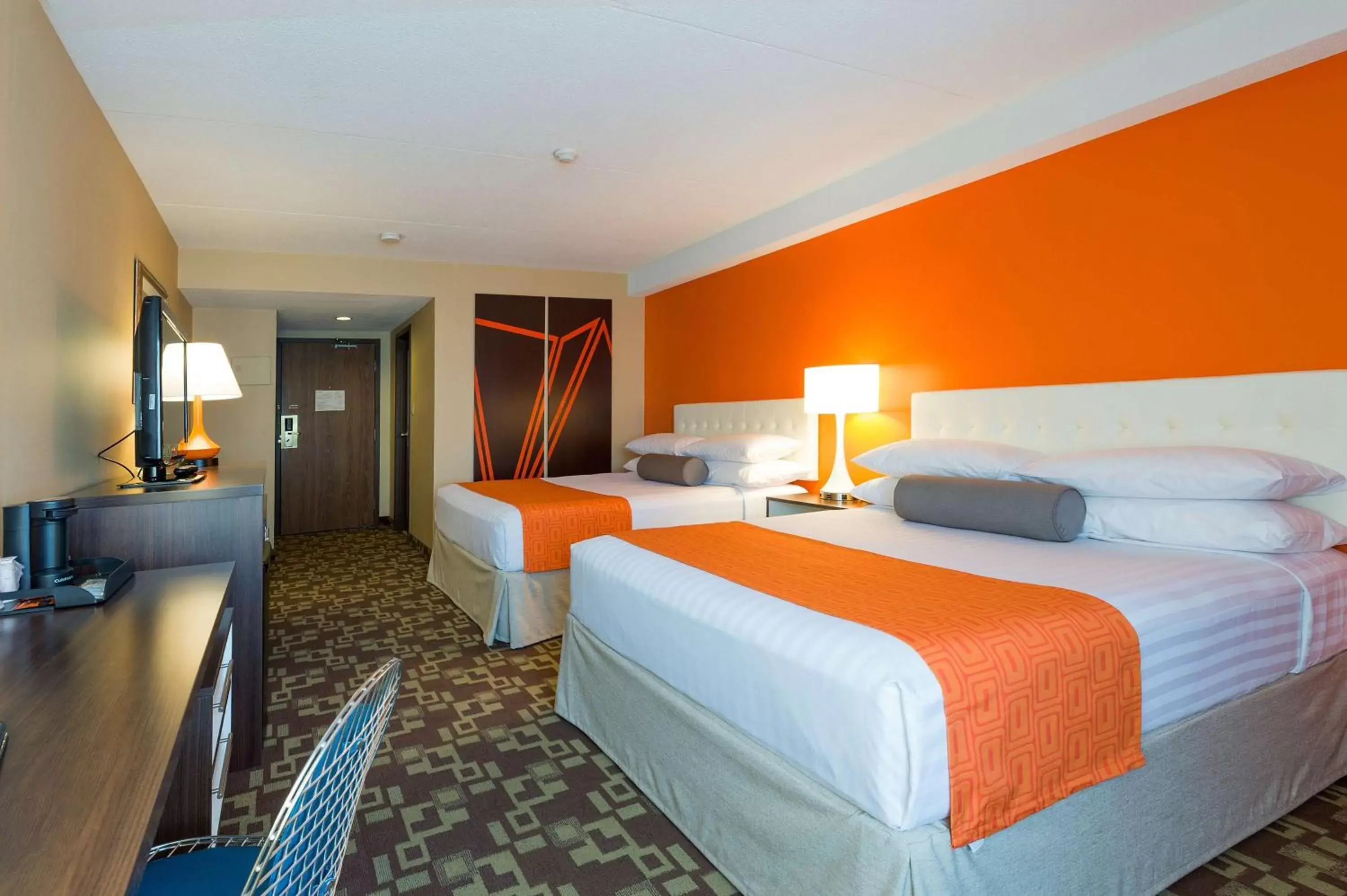 Photo of the whole room, Bed in Howard Johnson Plaza by Wyndham by the Falls Niagara Falls