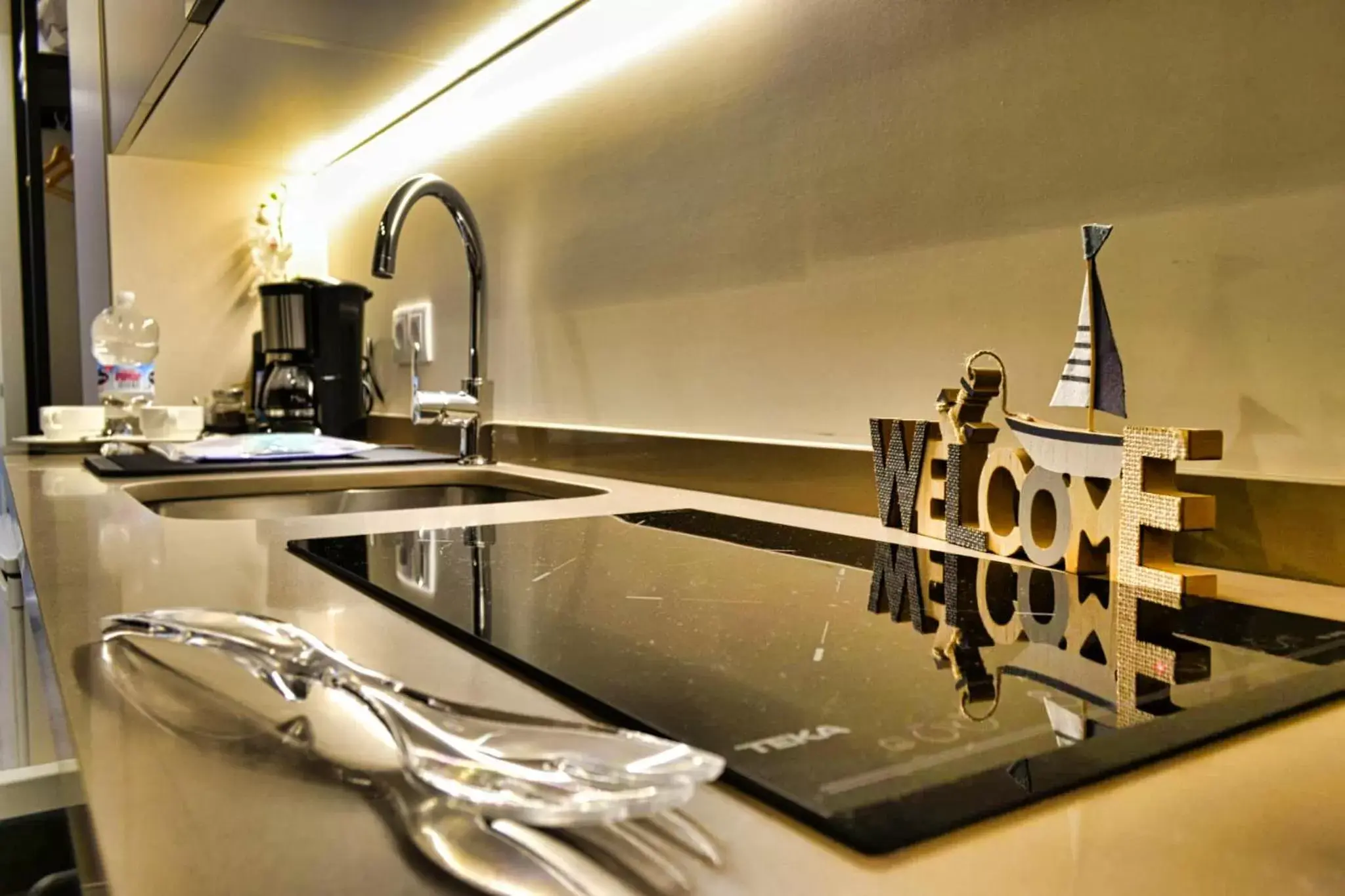 Kitchen or kitchenette in GBH Hotel-Apartamentos Posidonia