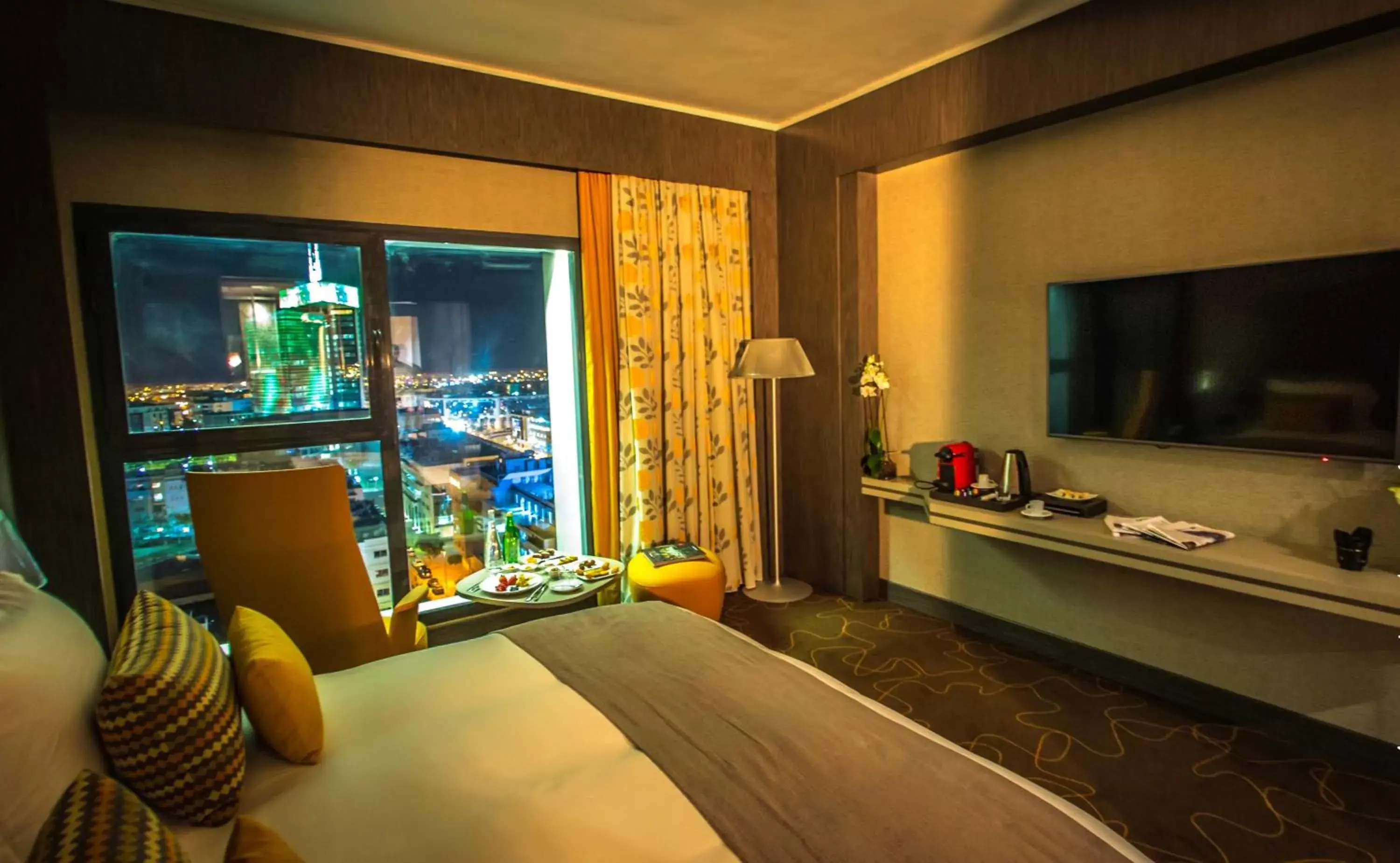 Bed, TV/Entertainment Center in The View Hotel