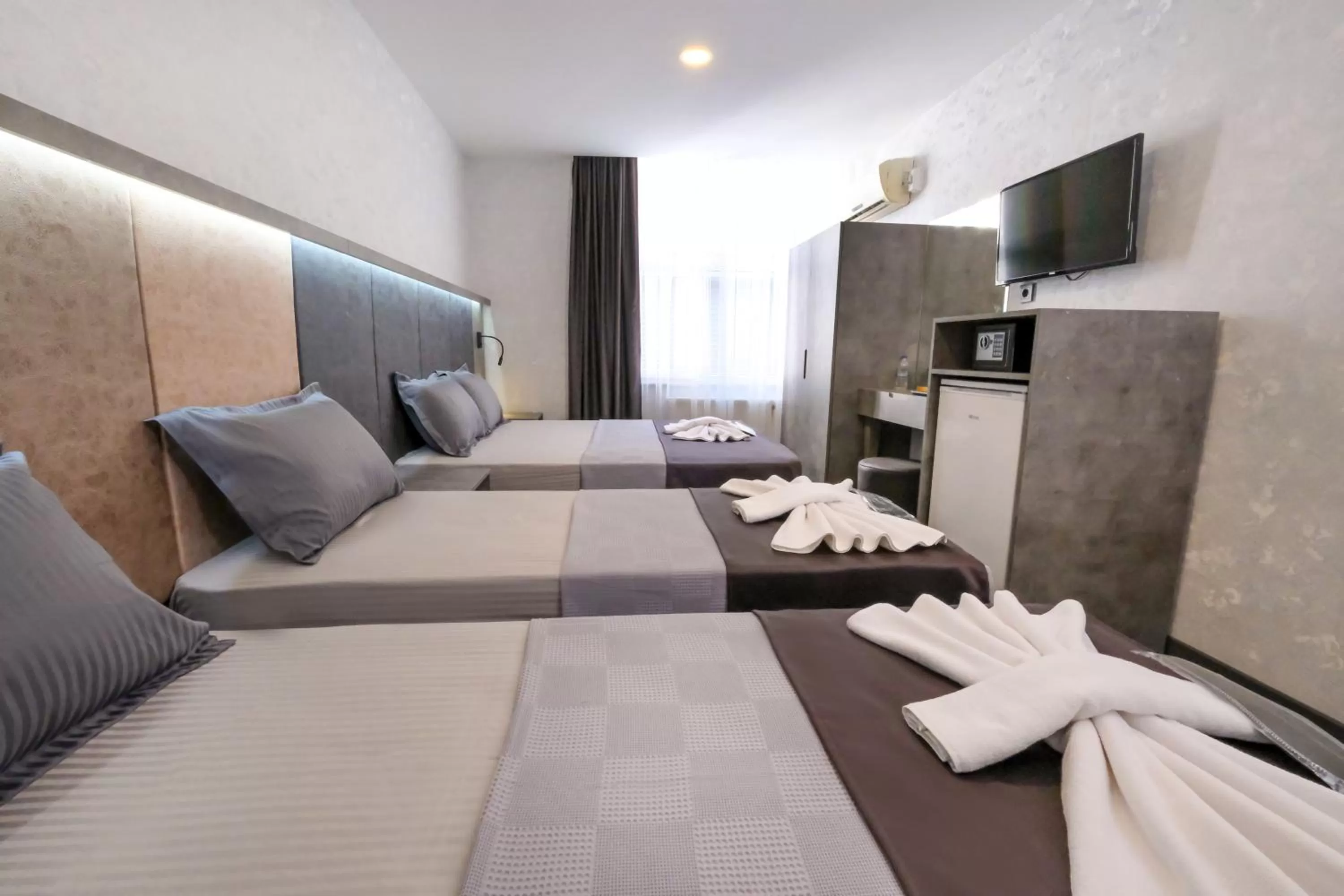 Photo of the whole room, Bed in The Queen Hotel