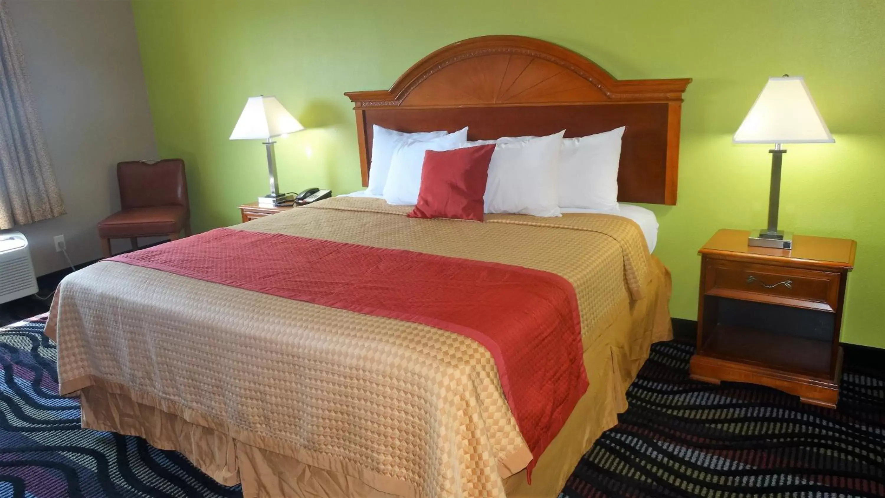 Bed in Oak Tree Inn & Suites