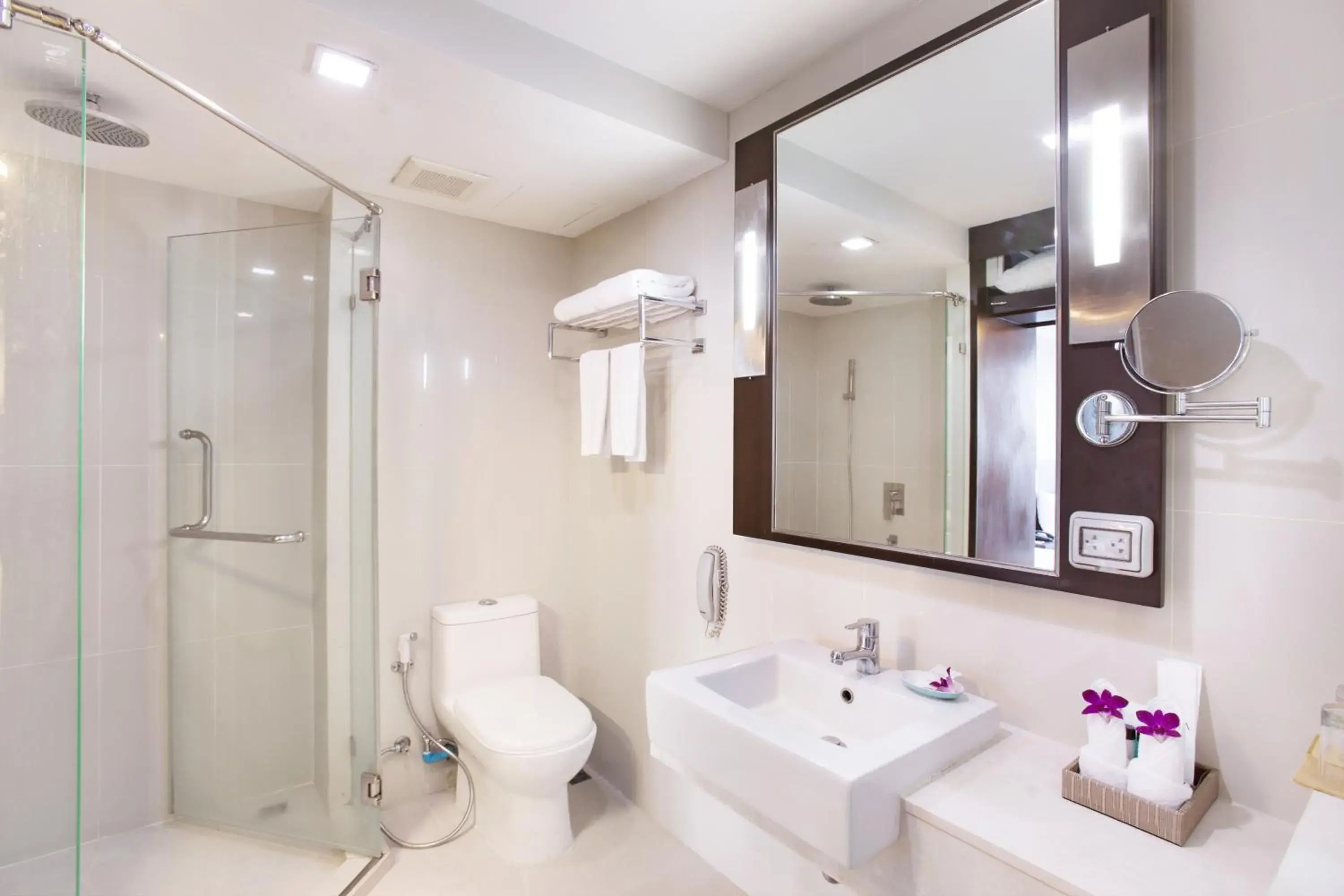 Bathroom in Mida Hotel Ngamwongwan - SHA Plus