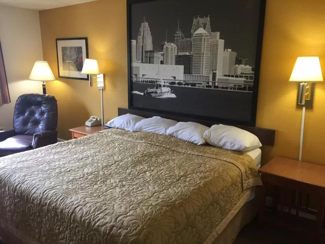 Photo of the whole room, Bed in Super 8 by Wyndham Canton/Livonia Area