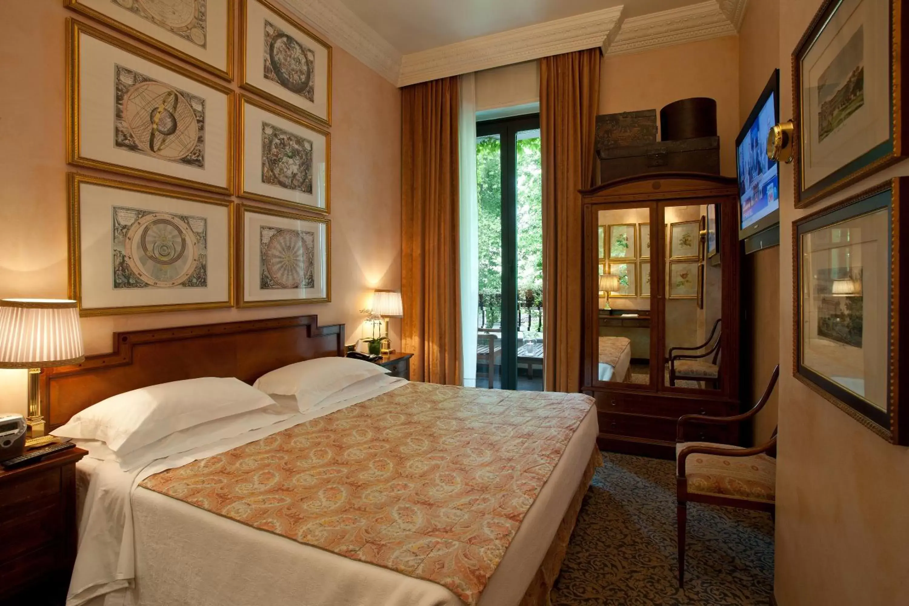 Photo of the whole room, Bed in Hotel de la Ville Monza - Small Luxury Hotels of the World