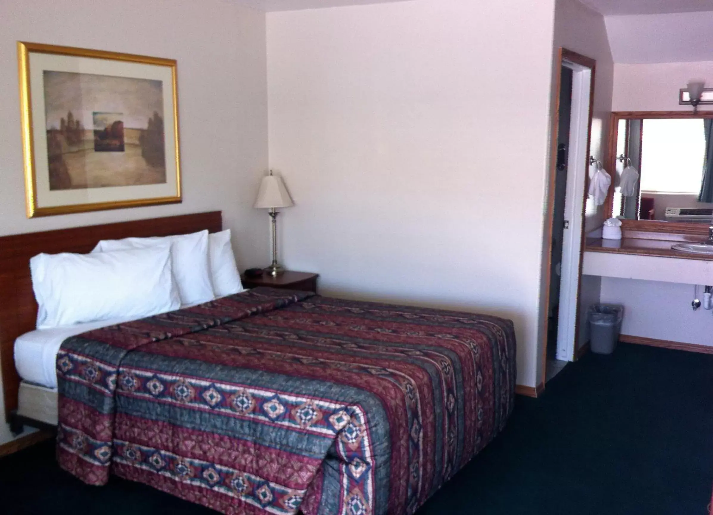 Photo of the whole room, Bed in Legacy Inn