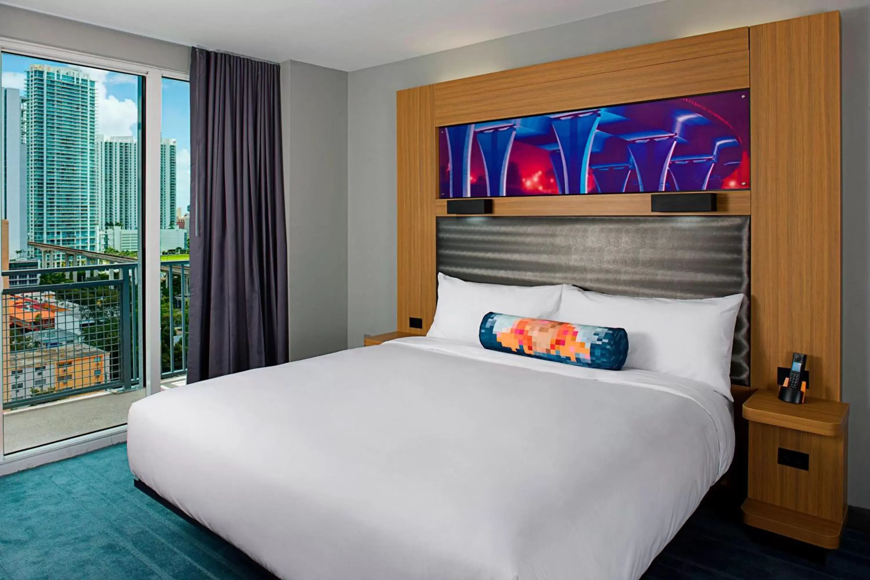 Photo of the whole room, Bed in Aloft Miami Brickell