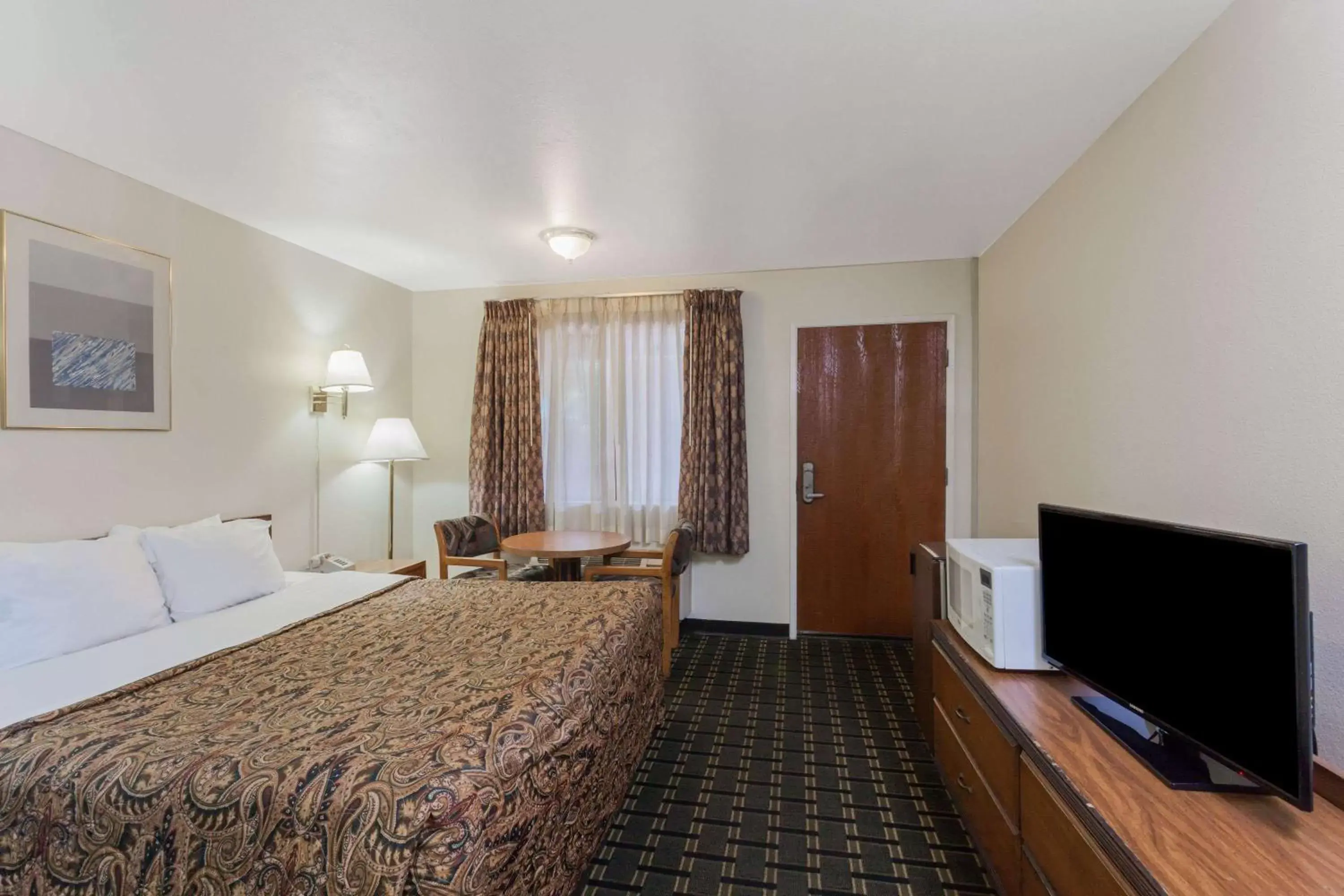 Photo of the whole room, Bed in Days Inn by Wyndham Anaheim West
