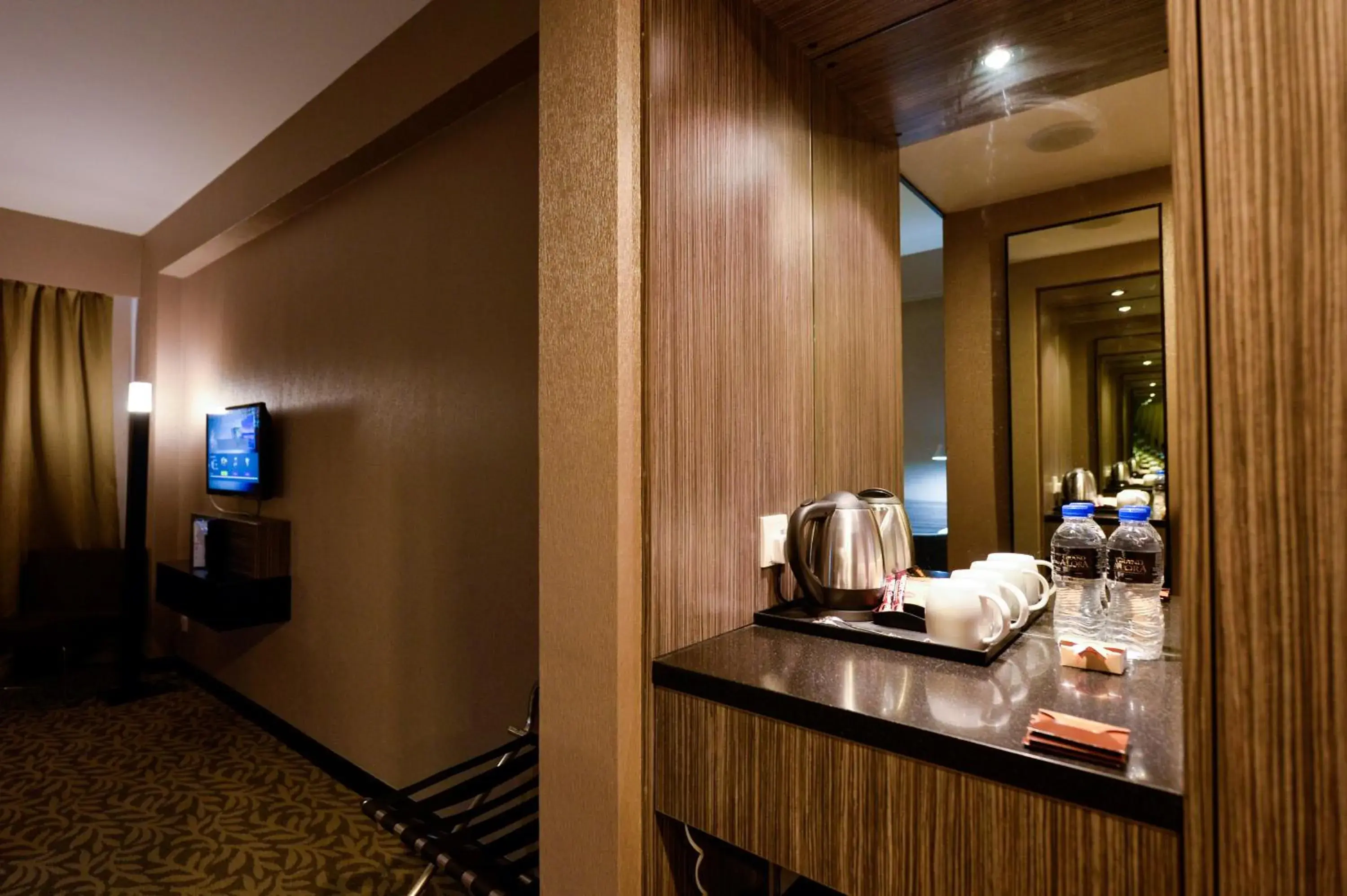 Coffee/tea facilities, TV/Entertainment Center in Grand Alora Hotel