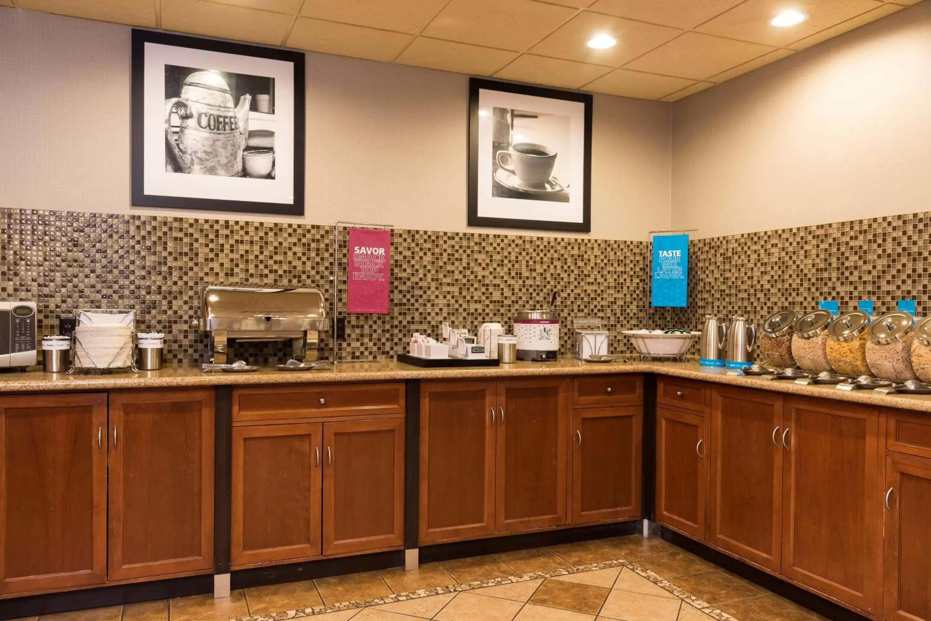 Breakfast, Kitchen/Kitchenette in Hampton Inn & Suites East Lansing