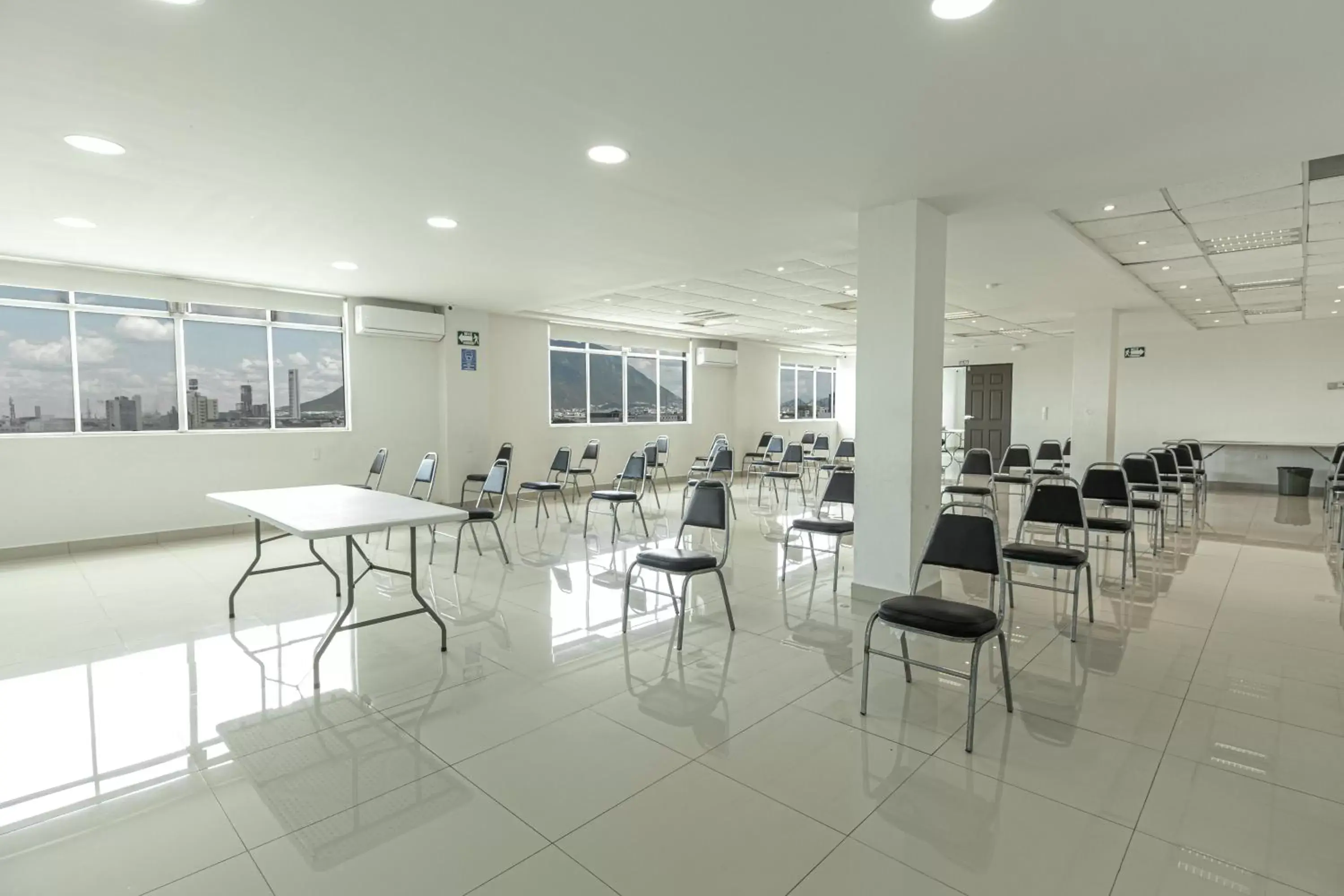 Meeting/conference room, Restaurant/Places to Eat in Hotel Plaza del Arco Express