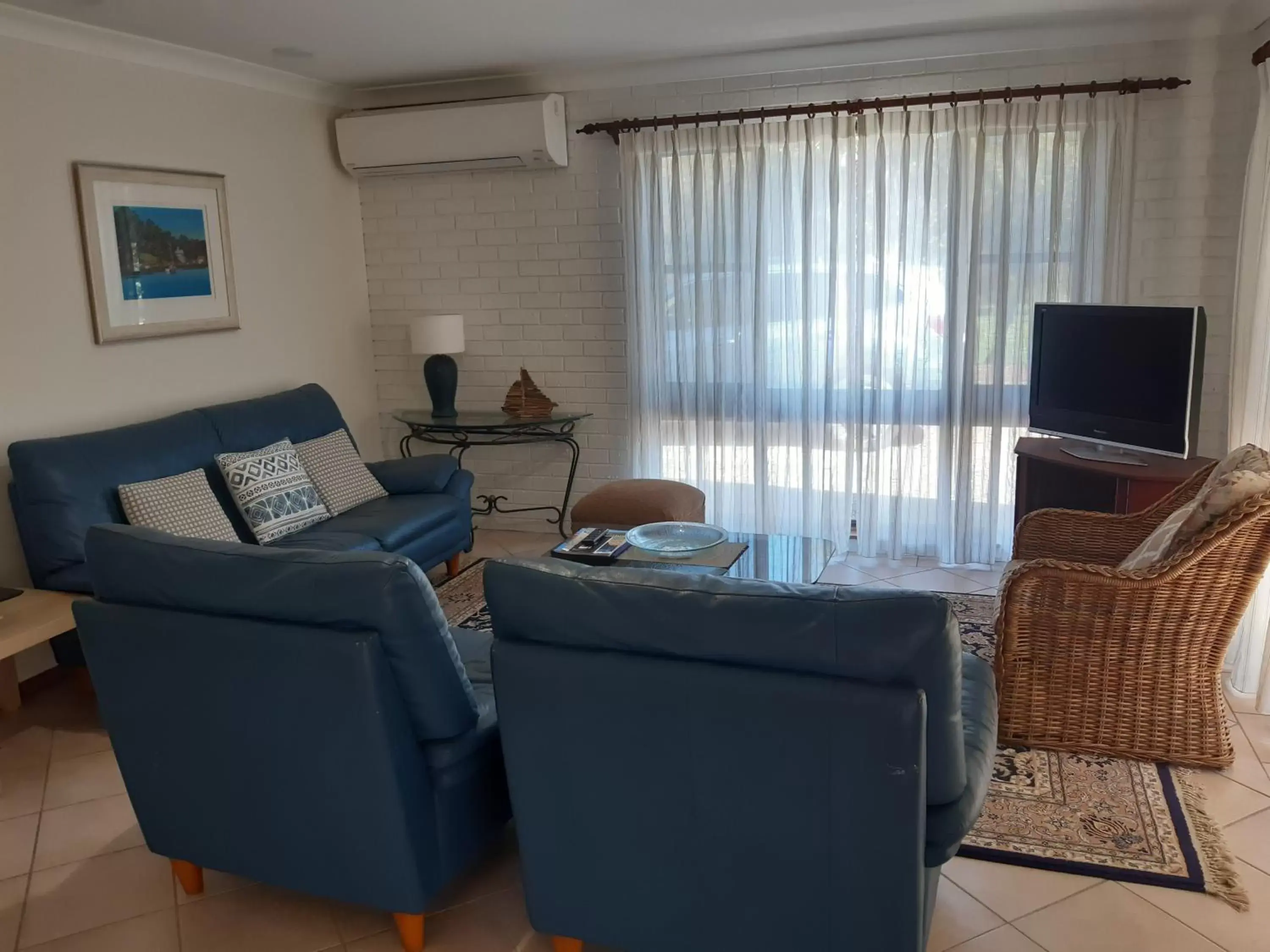 Living room, Seating Area in Dolphins of Mollymook Motel and Fifth Green Apartments