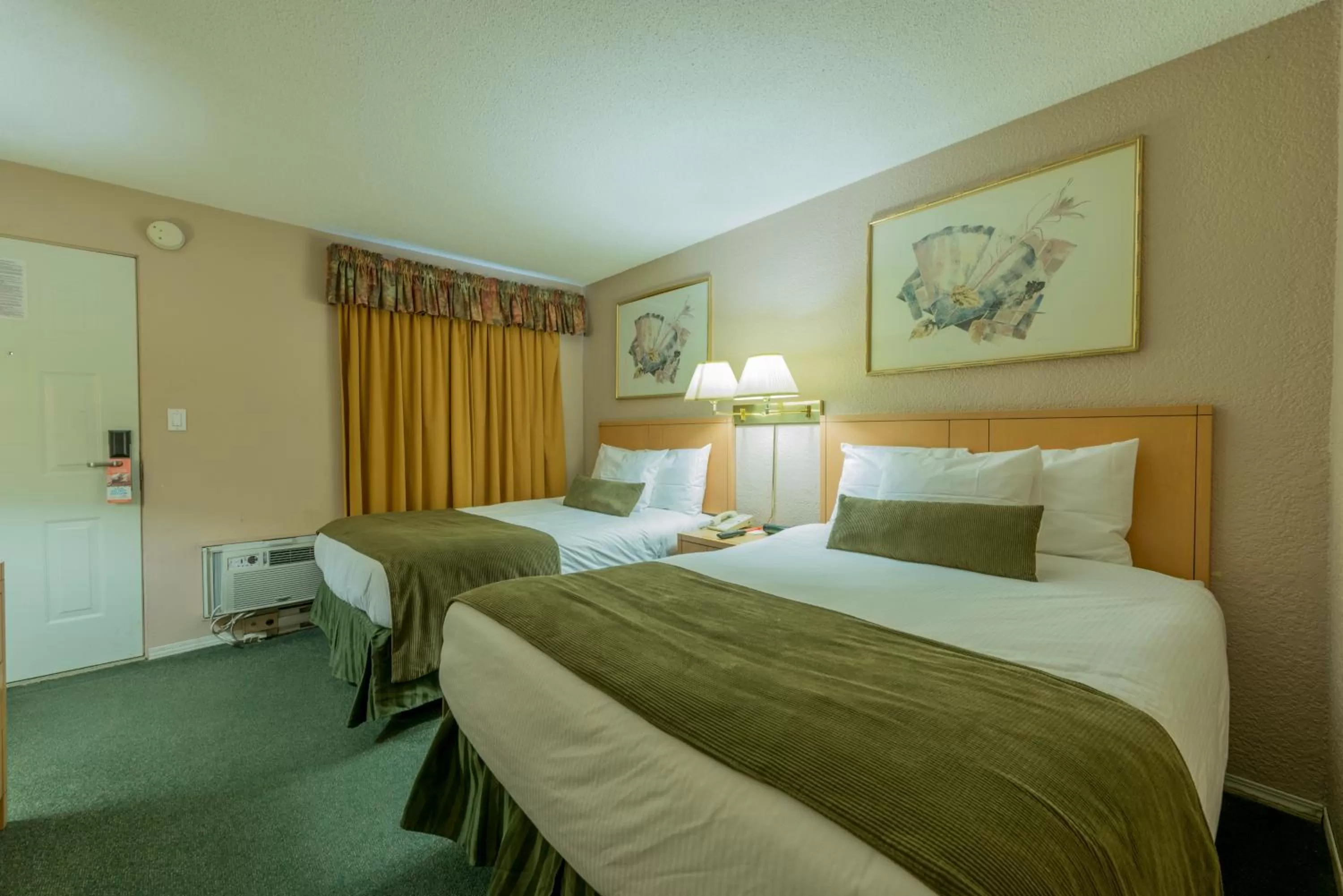 Photo of the whole room, Bed in Howard Johnson by Wyndham Downtown Kamloops