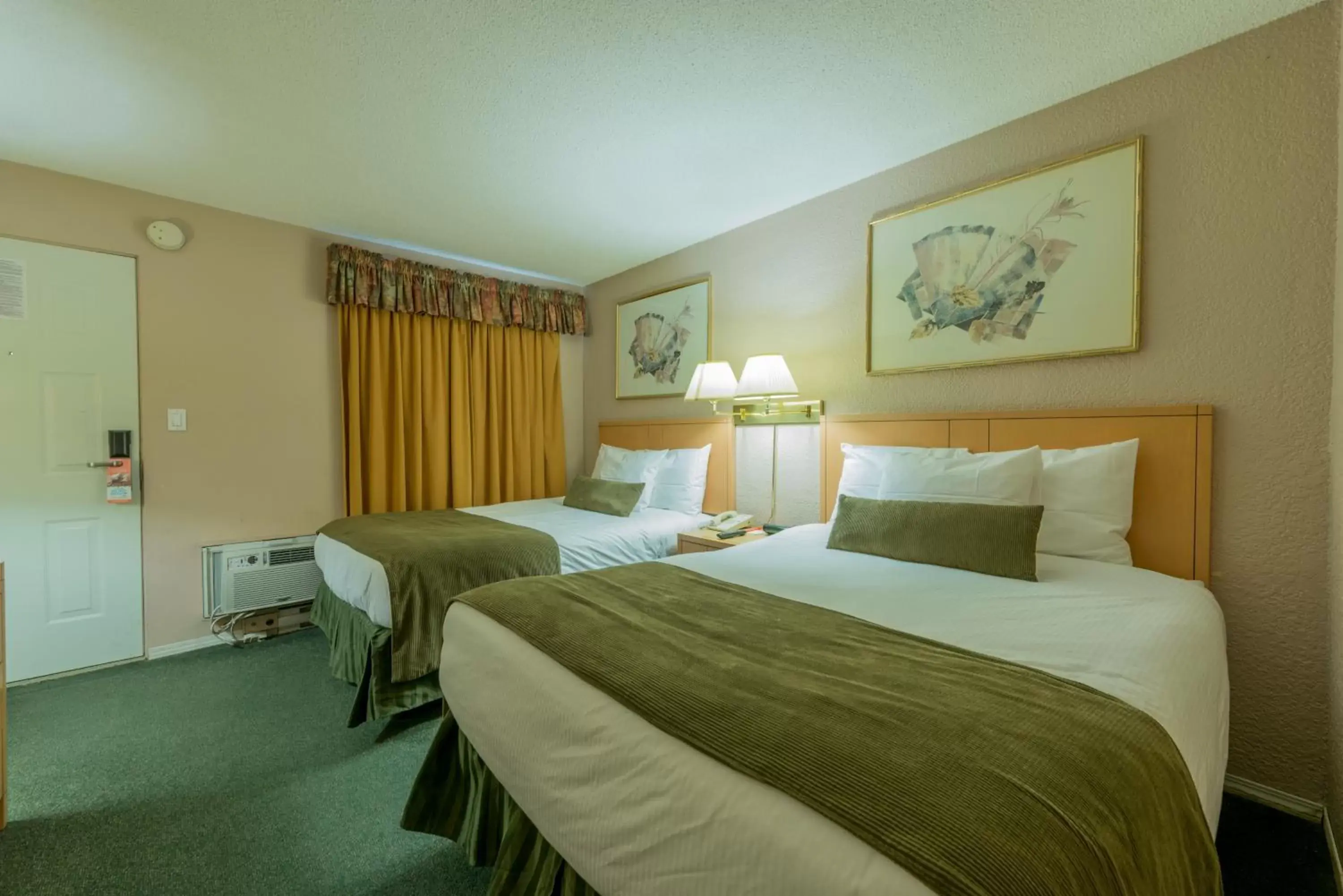 Photo of the whole room, Bed in Howard Johnson by Wyndham Downtown Kamloops
