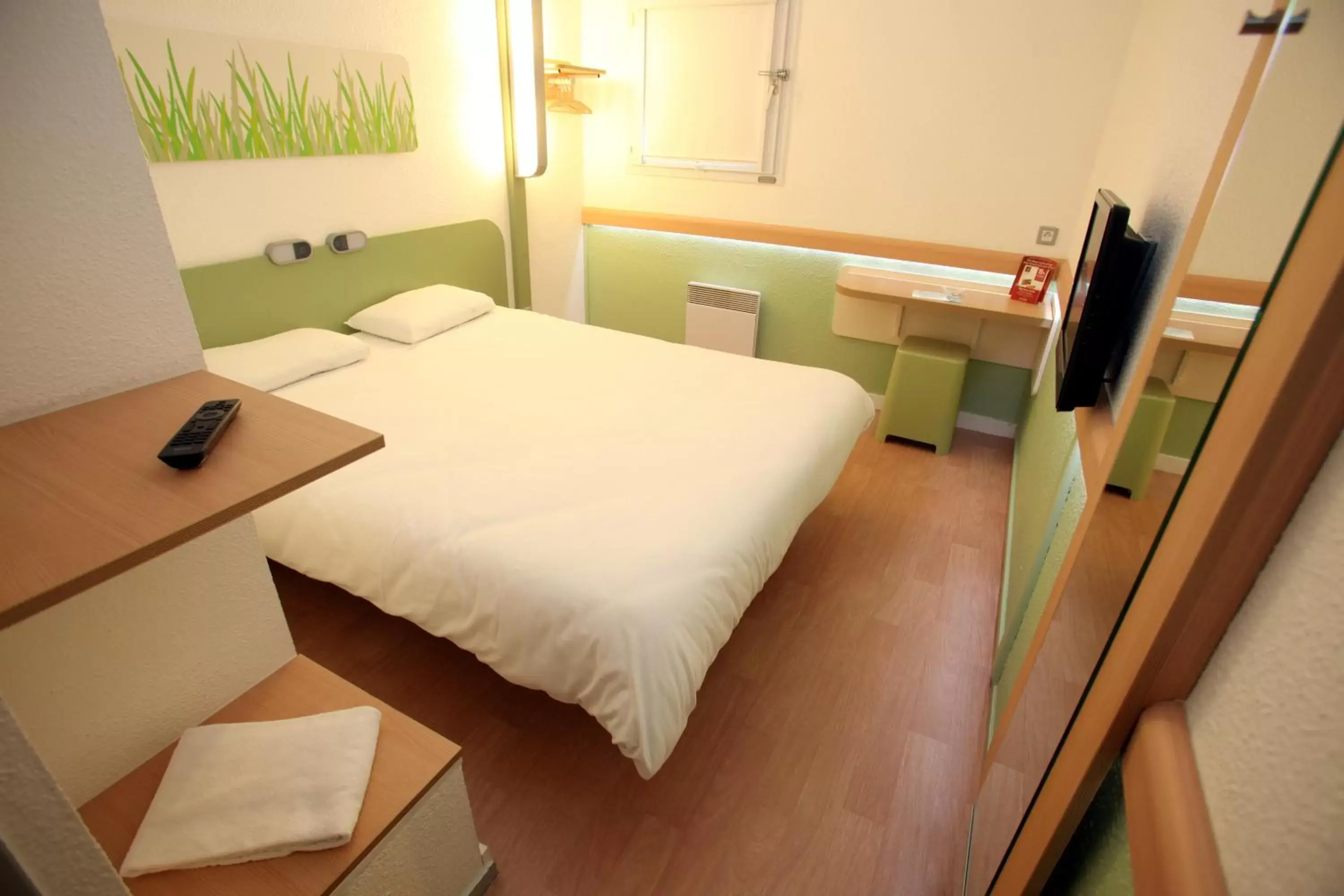 Bedroom, Bed in ibis budget Nantes Sainte Luce