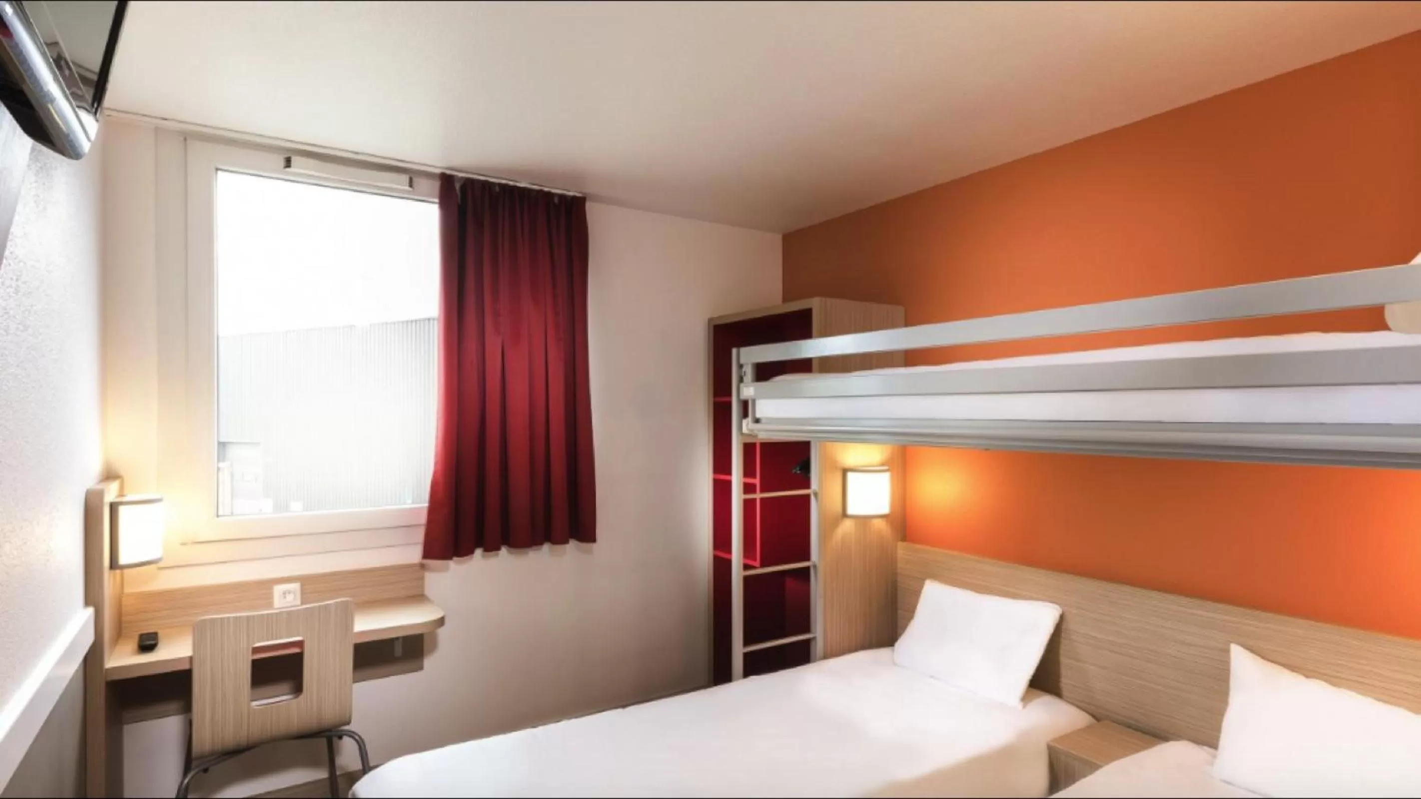 Triple Room with 1 Bunk Bed and 2 Single Beds in Première Classe Chartres Sud - Barjouville