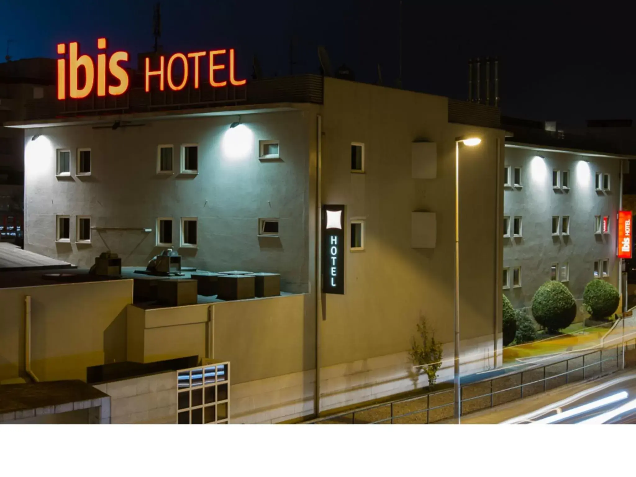 Facade/entrance, Property Building in Hotel ibis Guimaraes