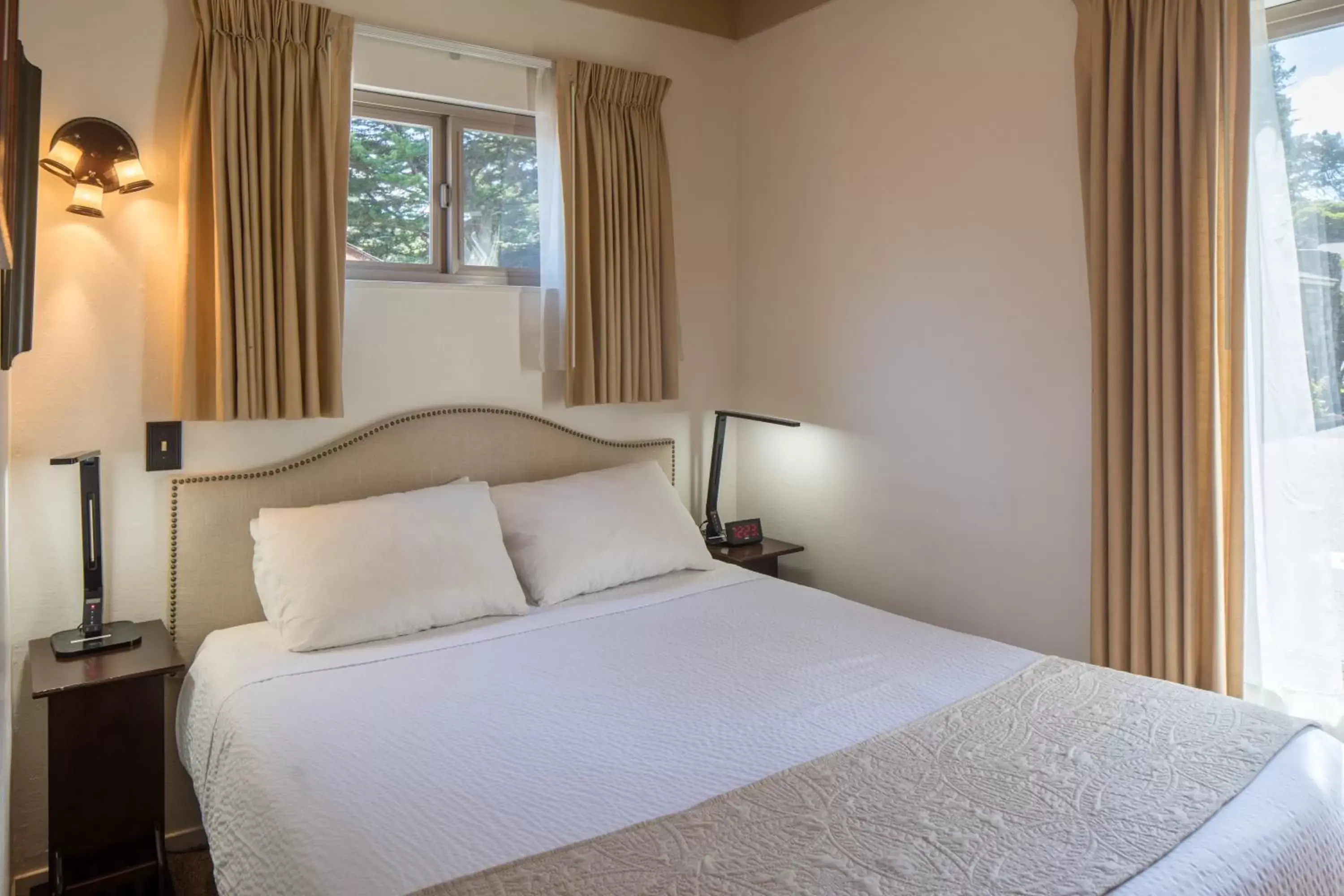 Bedroom, Bed in Andril Fireplace Cottages