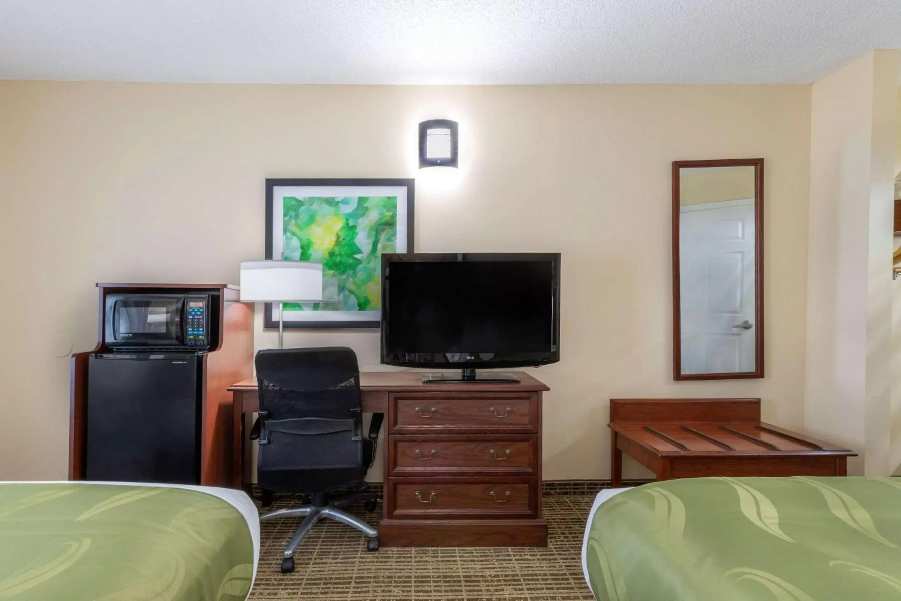 Photo of the whole room, TV/Entertainment Center in Quality Inn Cheraw