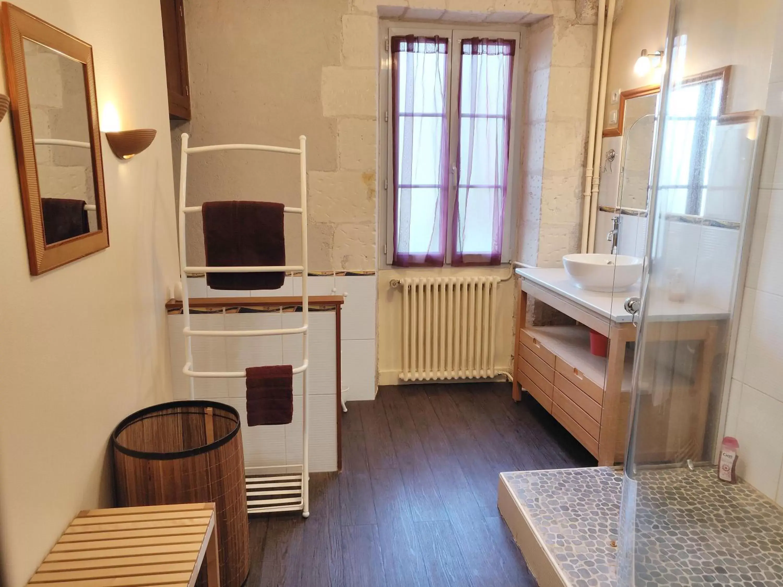 Bathroom, TV/Entertainment Center in La Rossignolerie - La familiale Vigneronne
