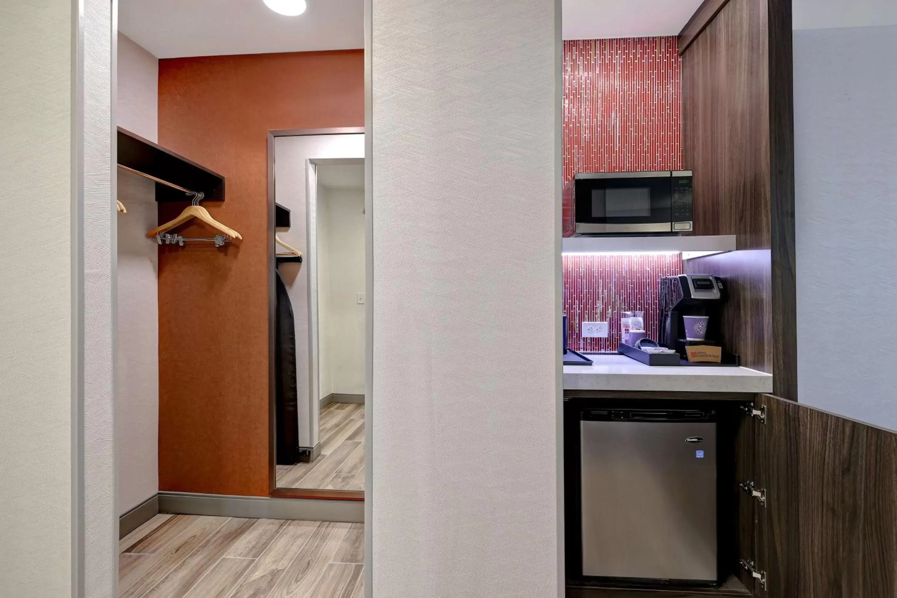 Bedroom, Kitchen/Kitchenette in Hilton Garden Inn Cedar Rapids