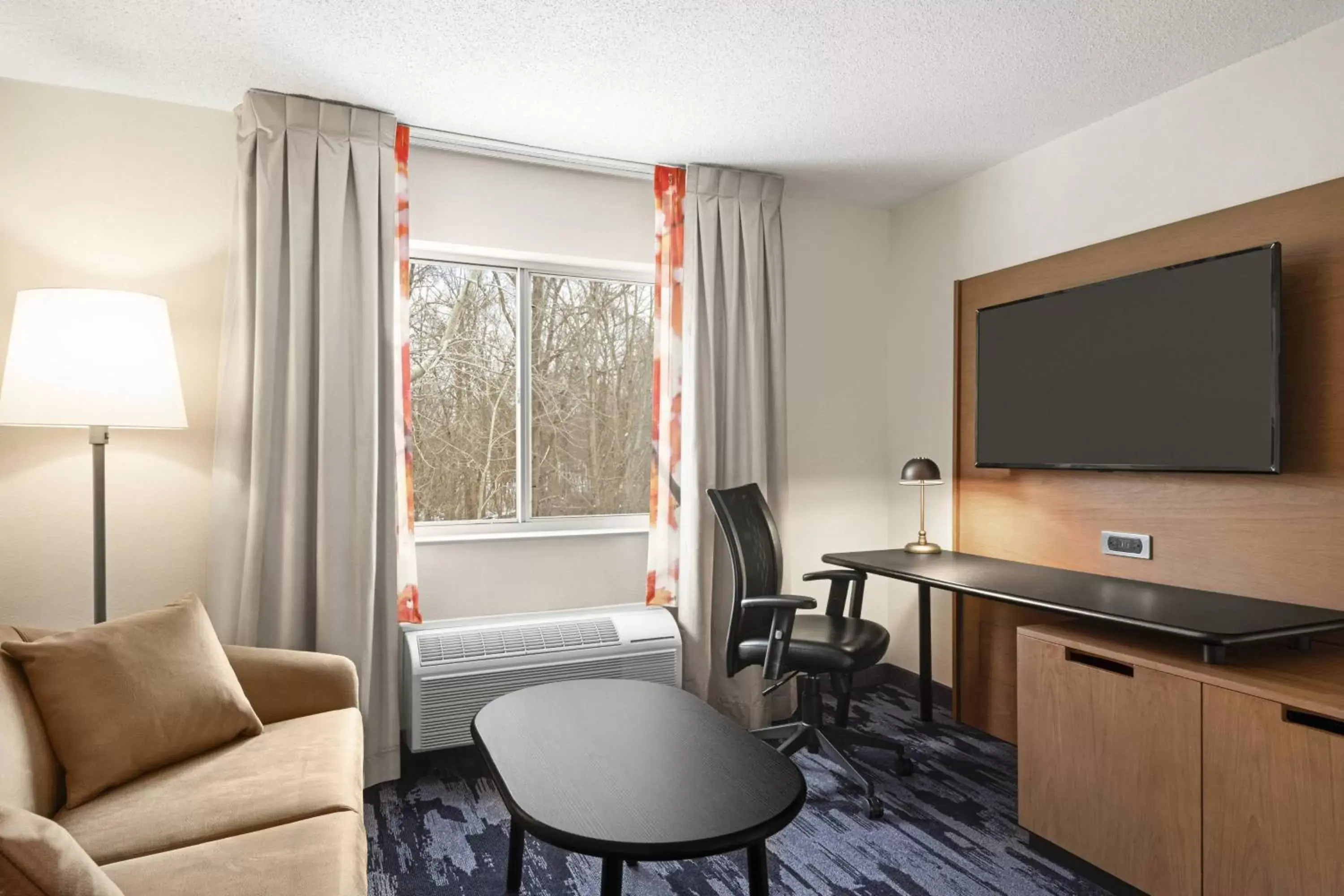 Photo of the whole room, TV/Entertainment Center in Fairfield Inn by Marriott Warren Niles