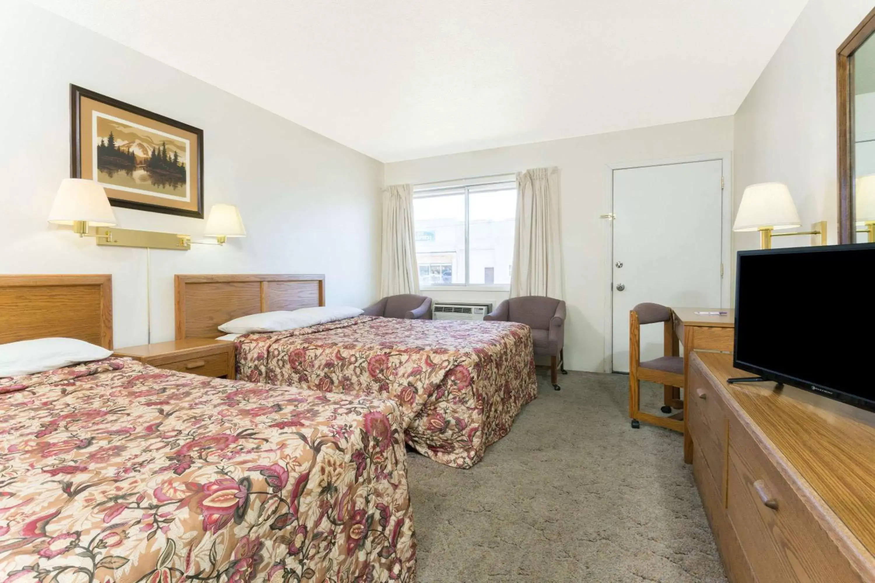 Photo of the whole room, Bed in Knights Inn - Baker City