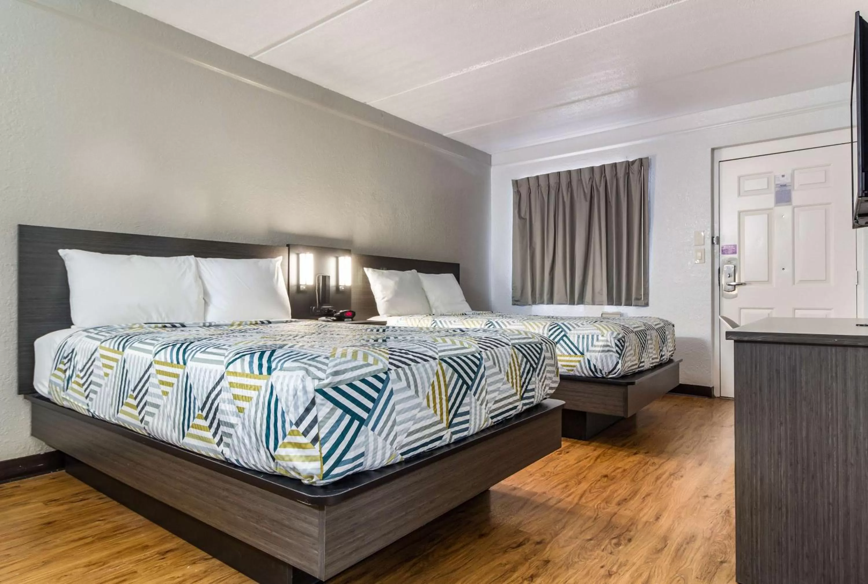 Photo of the whole room, Bed in Studio 6 Baytown, Tx - Garth Road