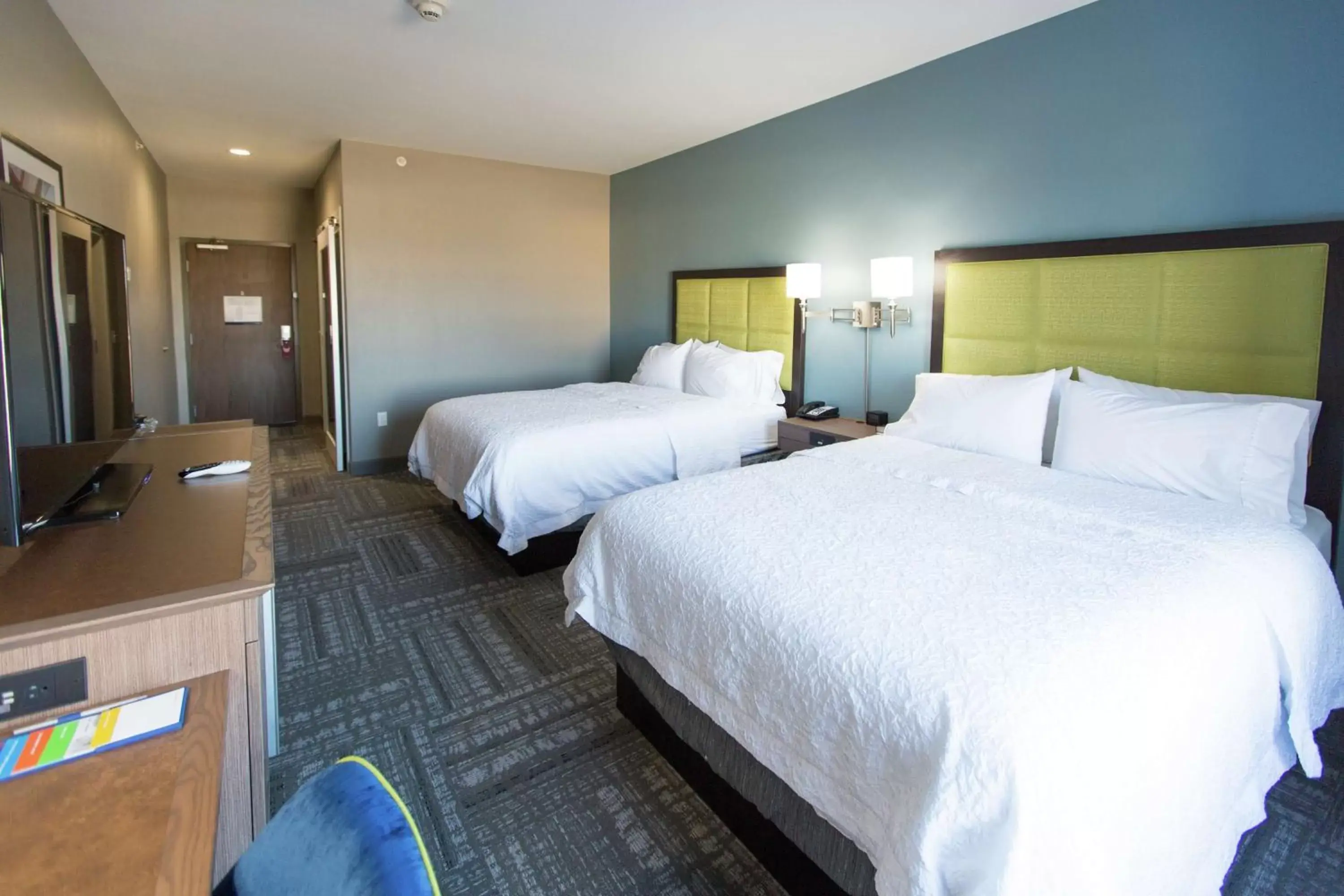 Bed in Hampton Inn & Suites Stroud