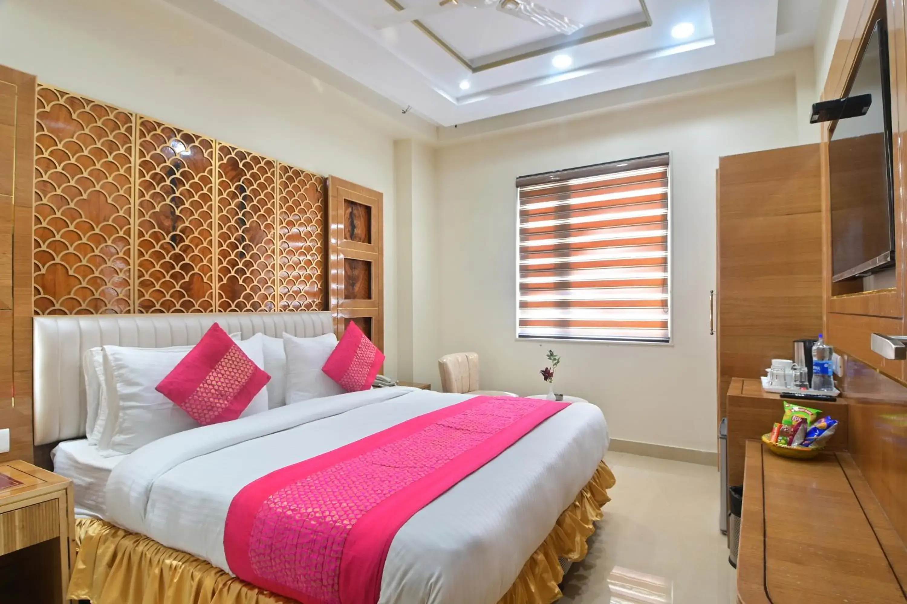 Bed in Hotel Gold Palace - 03 Mins Walk From New Delhi Railway Station