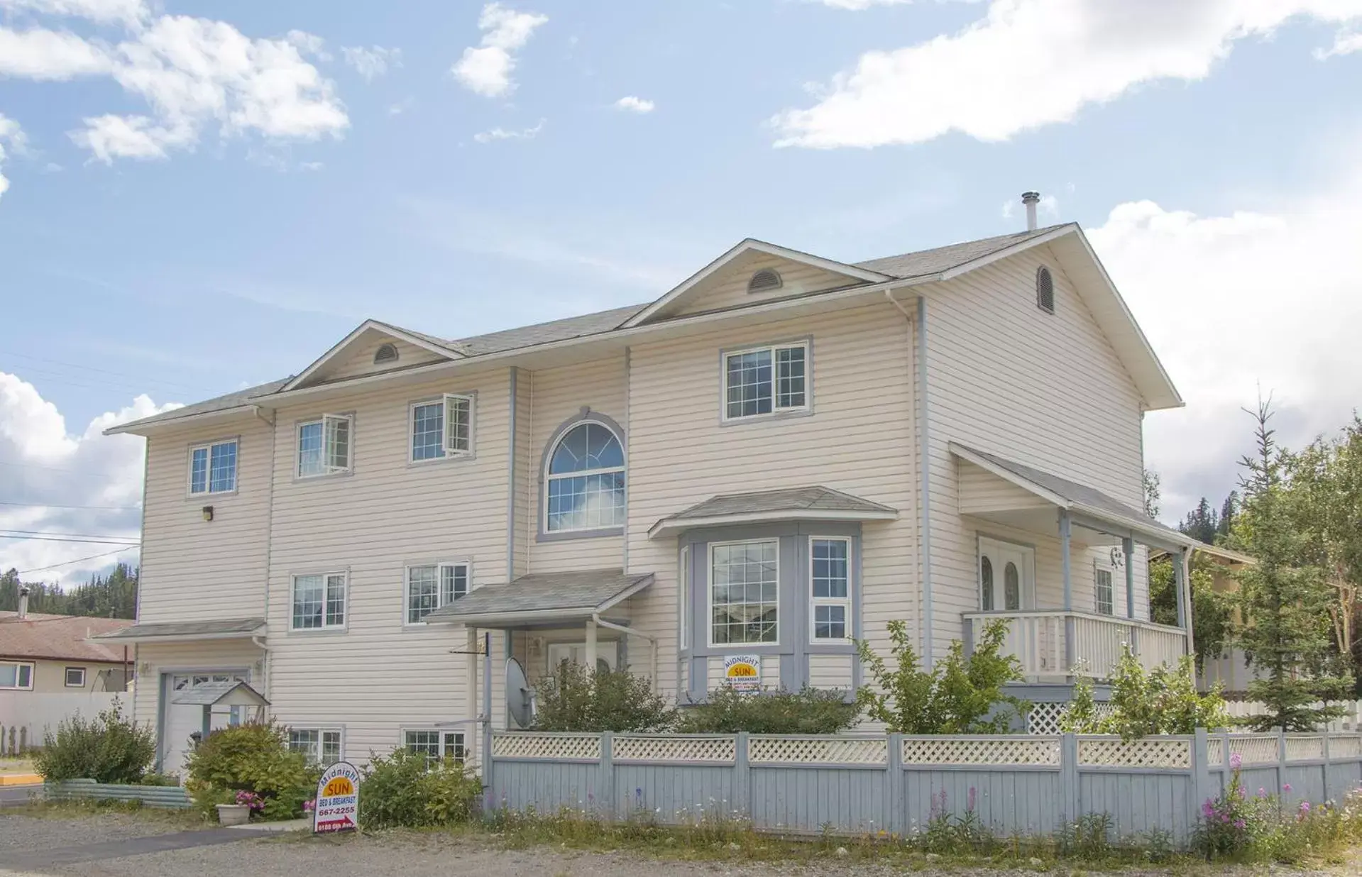 Property Building in Midnight Sun Inn