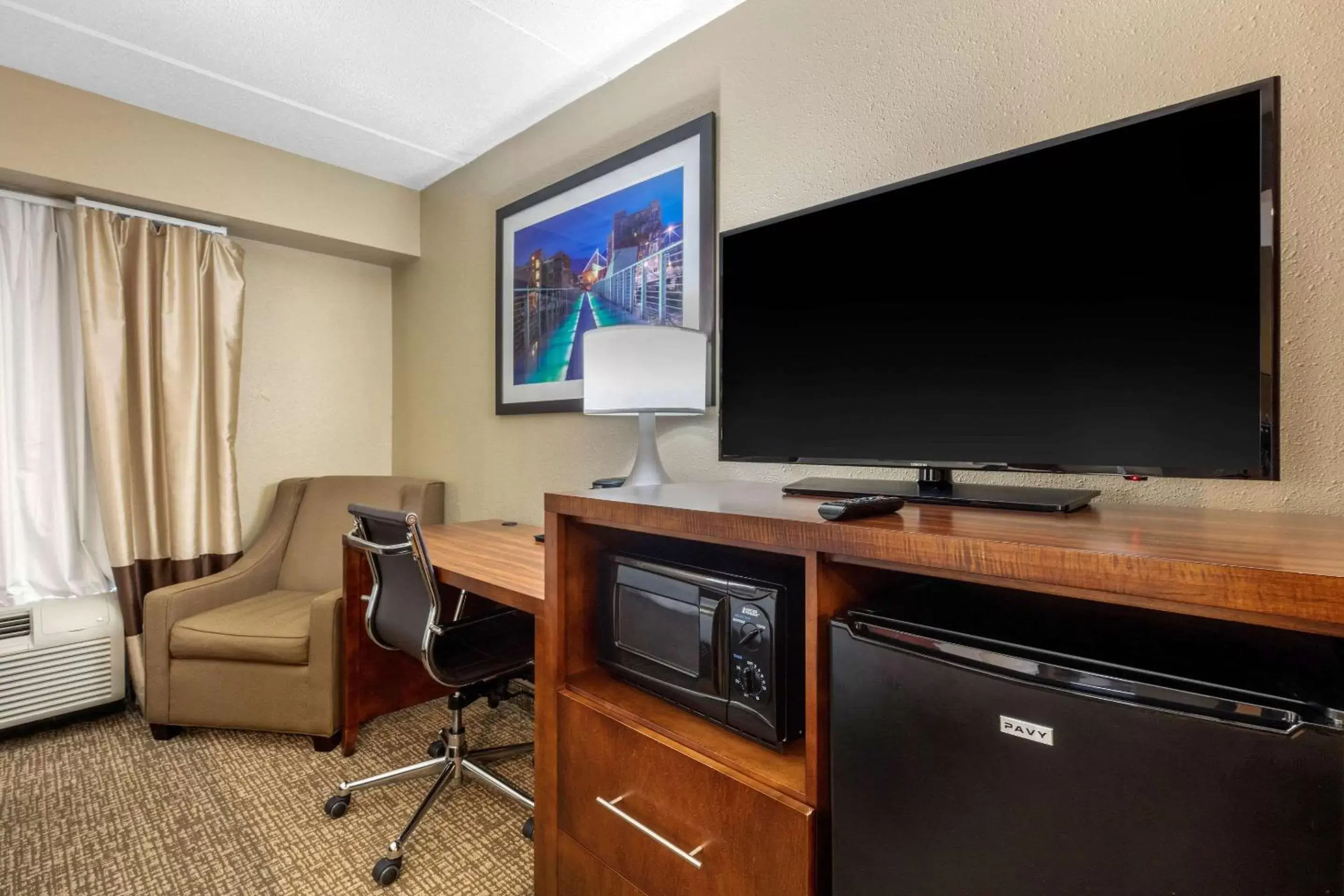 Photo of the whole room, TV/Entertainment Center in Comfort Inn & Suites Hamilton Place