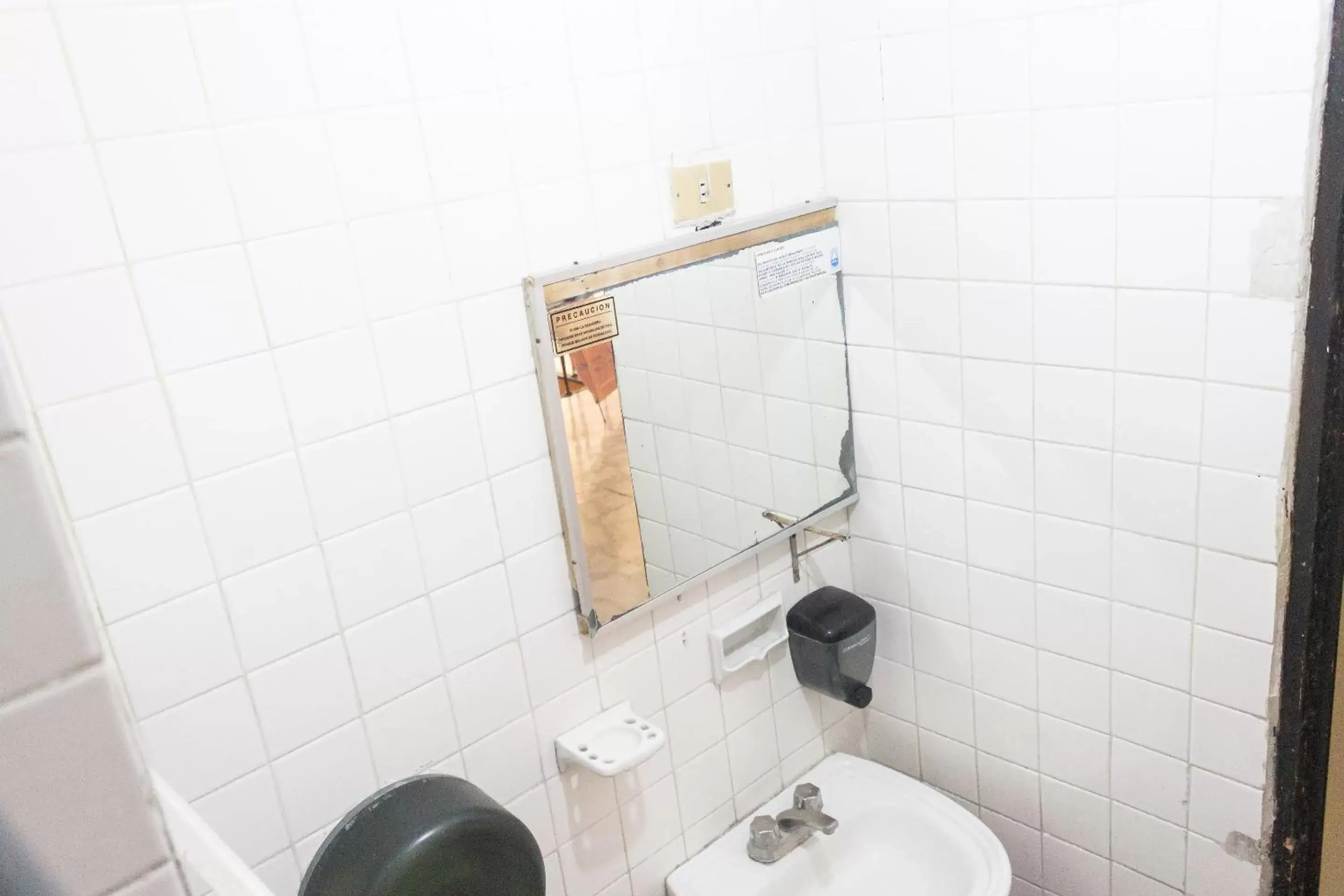 Bathroom in OYO Hotel Colón, Plaza Bicentenario, Zacatecas Centro