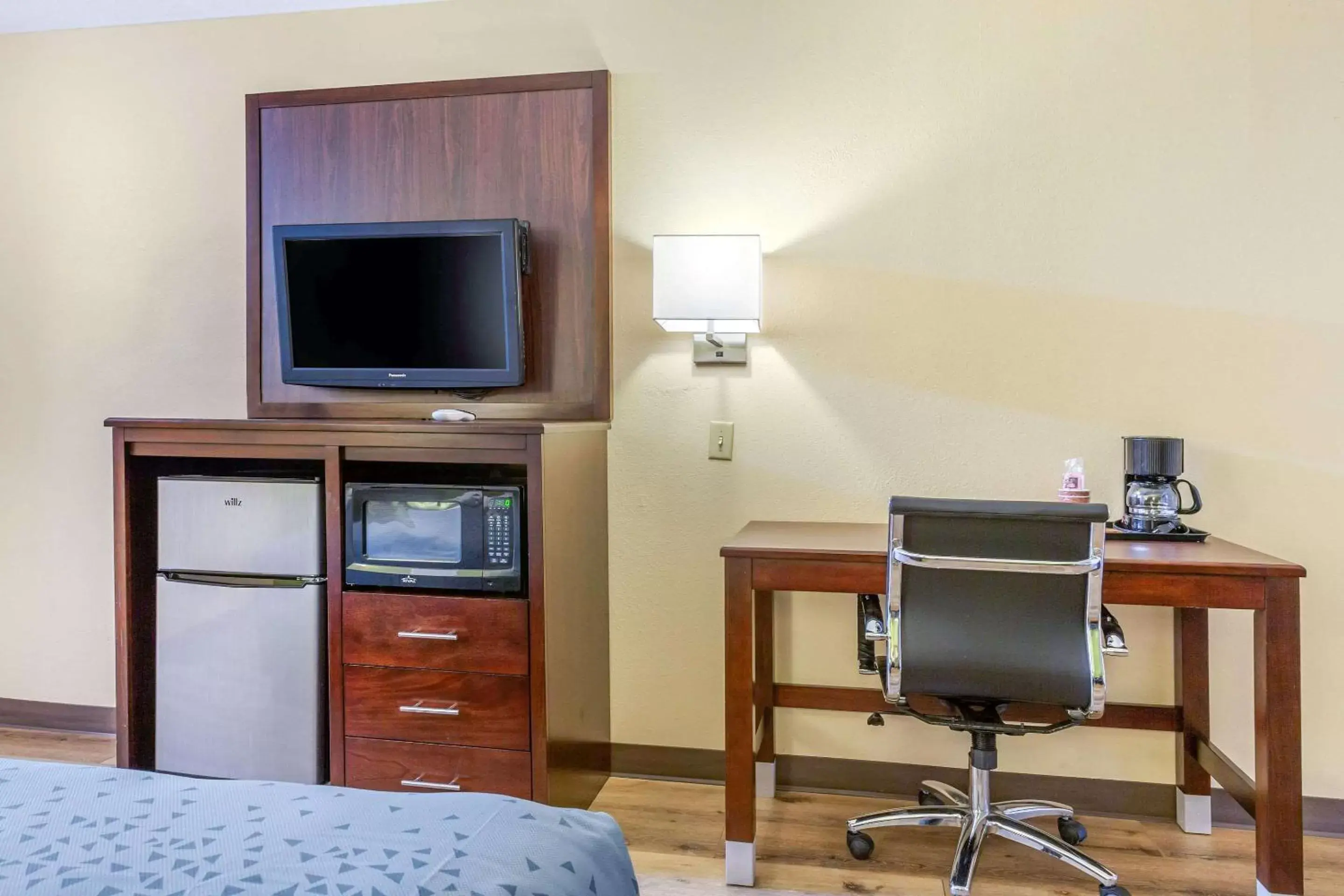 Photo of the whole room, TV/Entertainment Center in Econo Lodge West - Coors Blvd