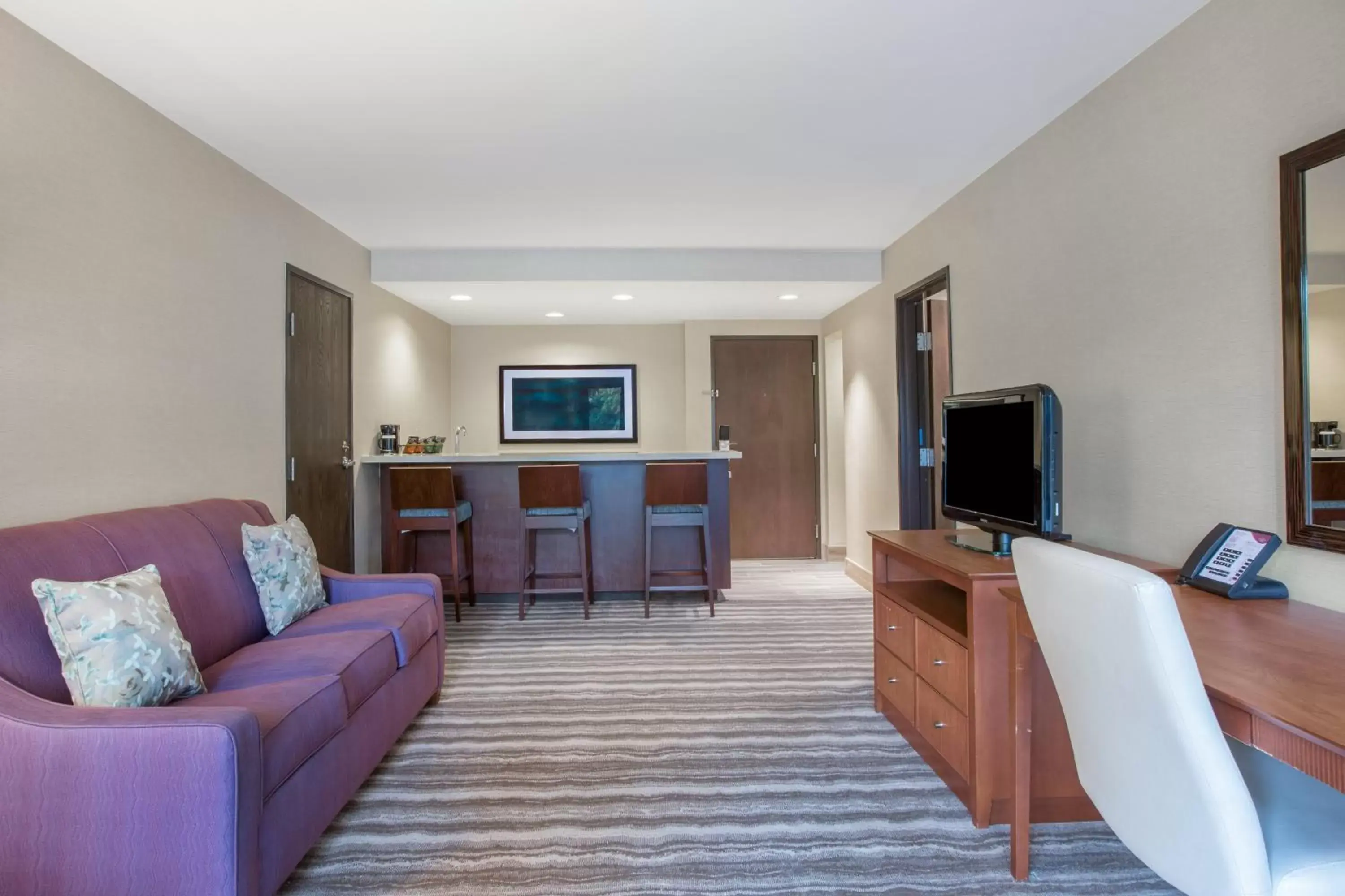 Photo of the whole room, Seating Area in Crowne Plaza Portland - Lake Oswego, an IHG Hotel