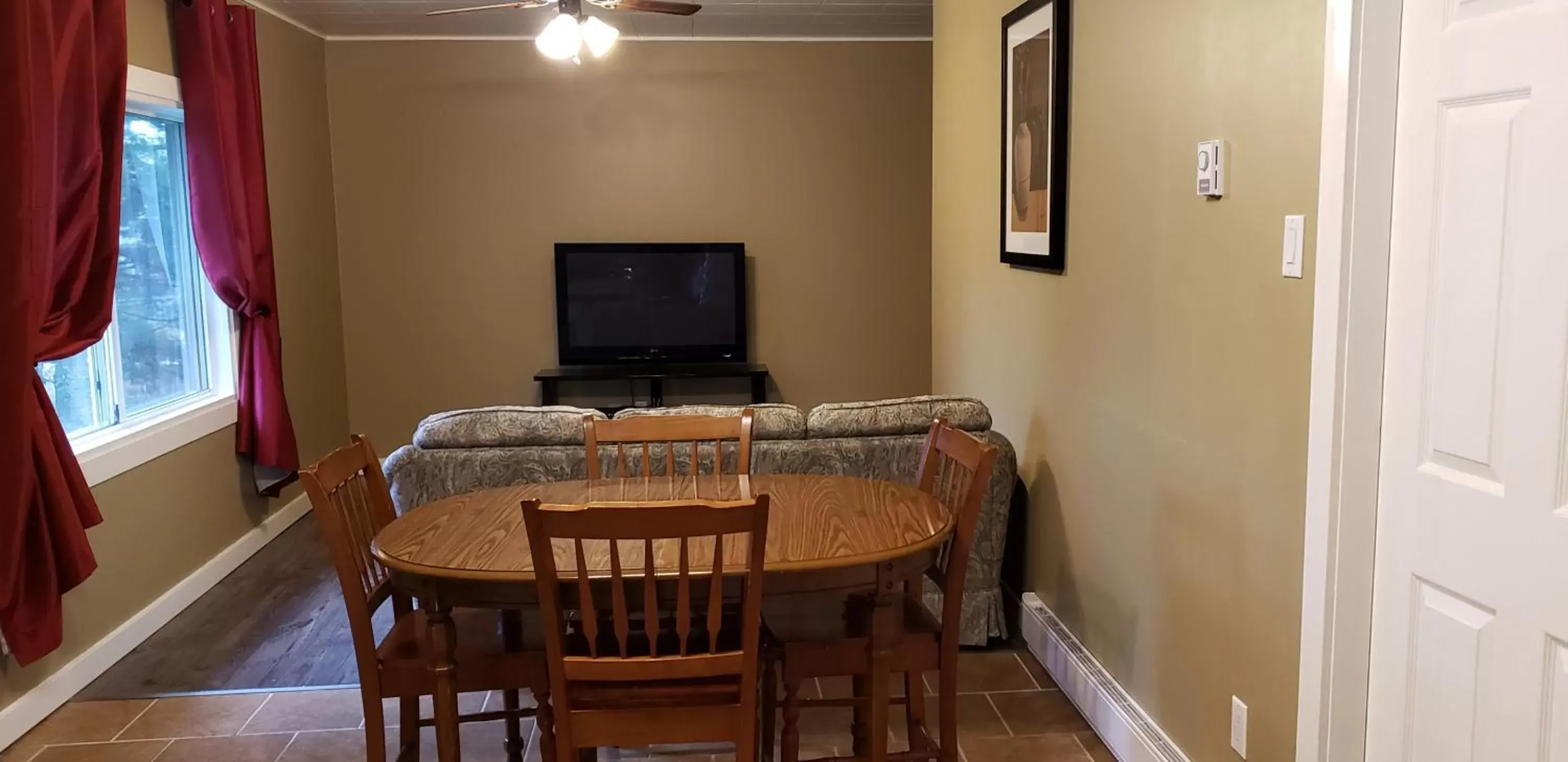 TV and multimedia, Dining Area in Malahat Bungalows Motel