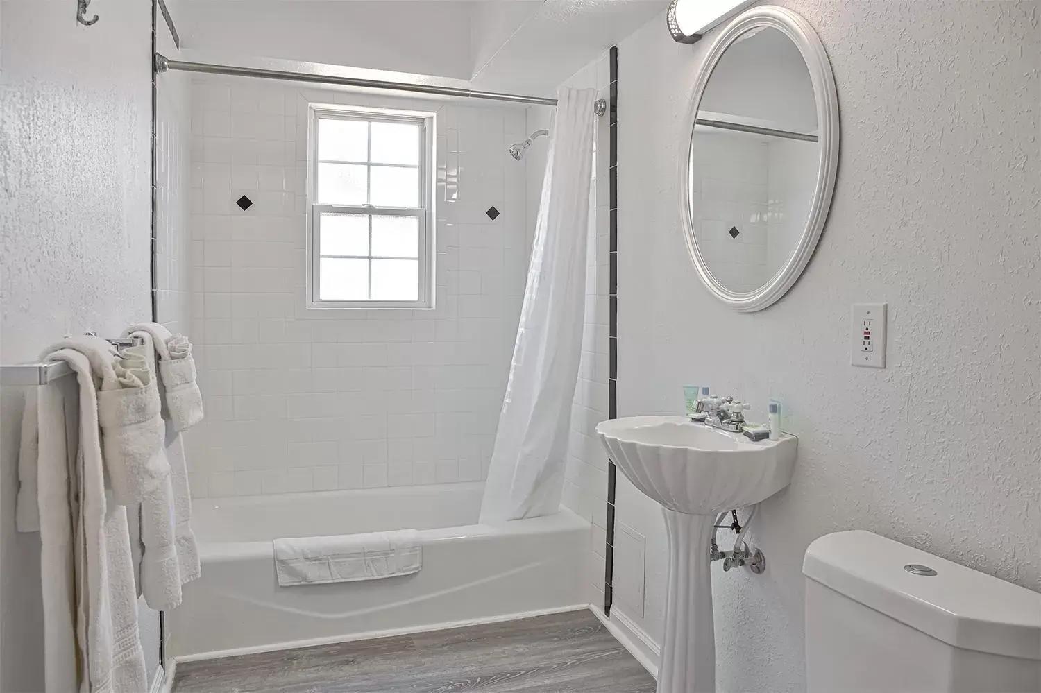 Shower, Bathroom in Colonial Inn